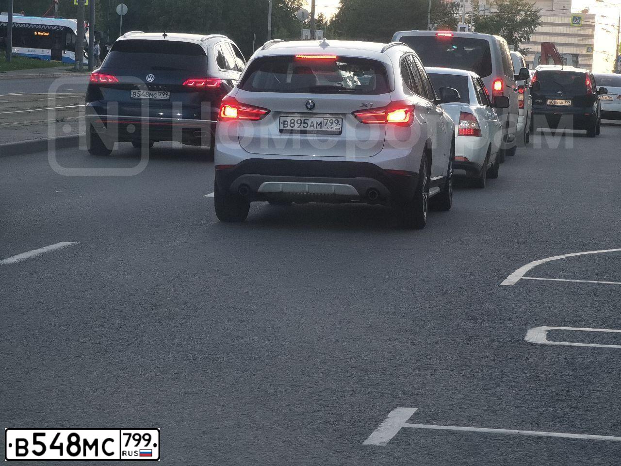 Фото автомобиля VOLKSWAGEN TOUAREG, 2018 — госномер Х202НУ37. Цвет: синий