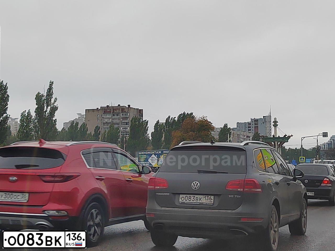 Фото автомобиля VOLKSWAGEN TOUAREG, 2013 — госномер М302ММ36. Цвет: ТЕМНО-СЕРЫЙ