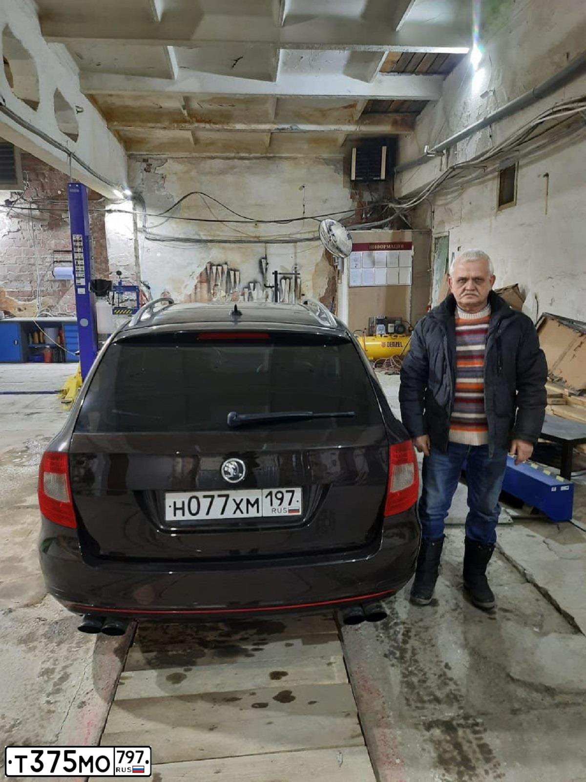 Фото автомобиля SKODA SUPERB, 2012 — госномер В820ЕА774. Цвет: Коричневый