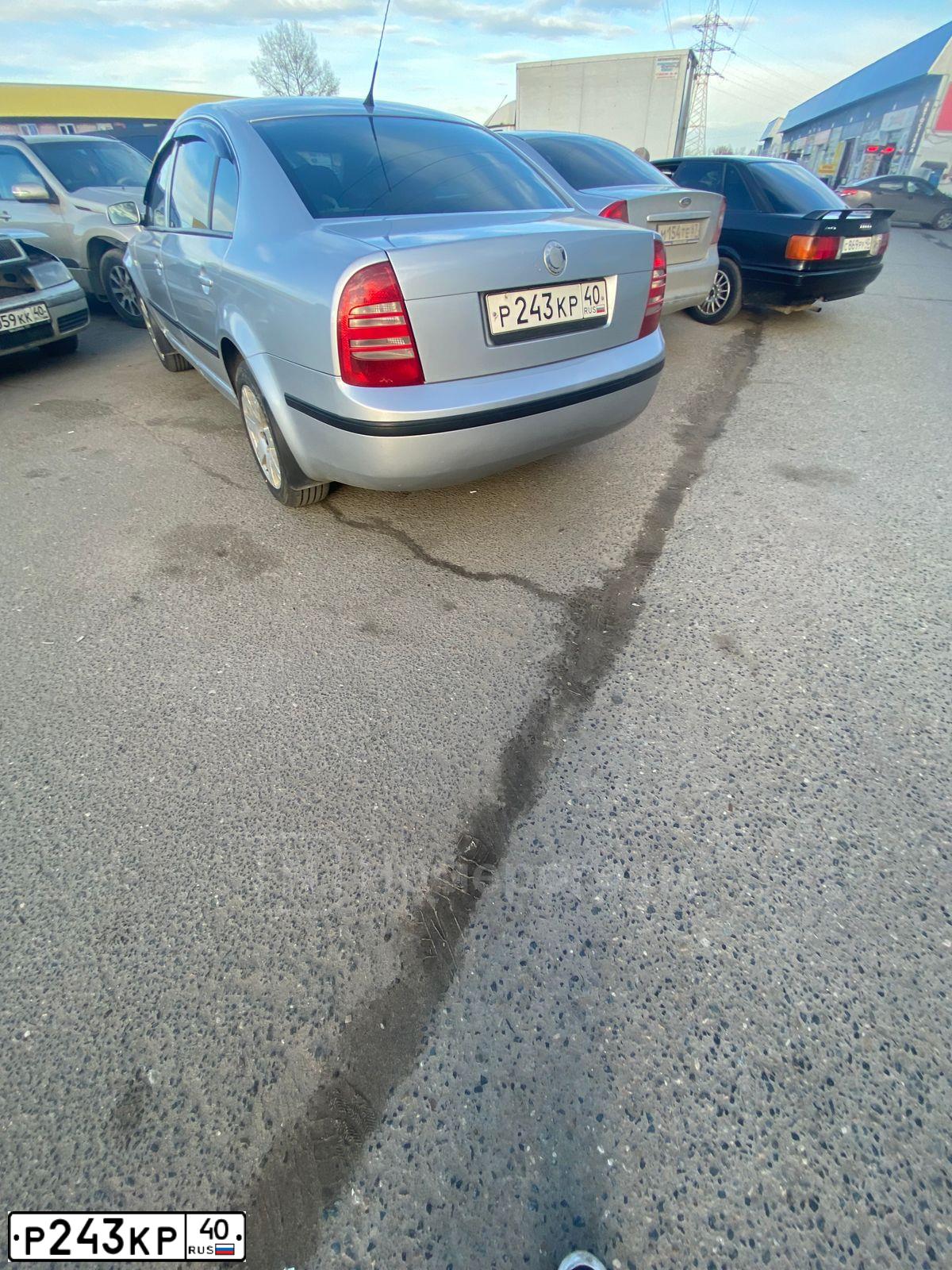 Фото автомобиля SKODA SUPERB, 2005 — госномер Р243КР40. Цвет: СЕРЕБРИСТЫЙ