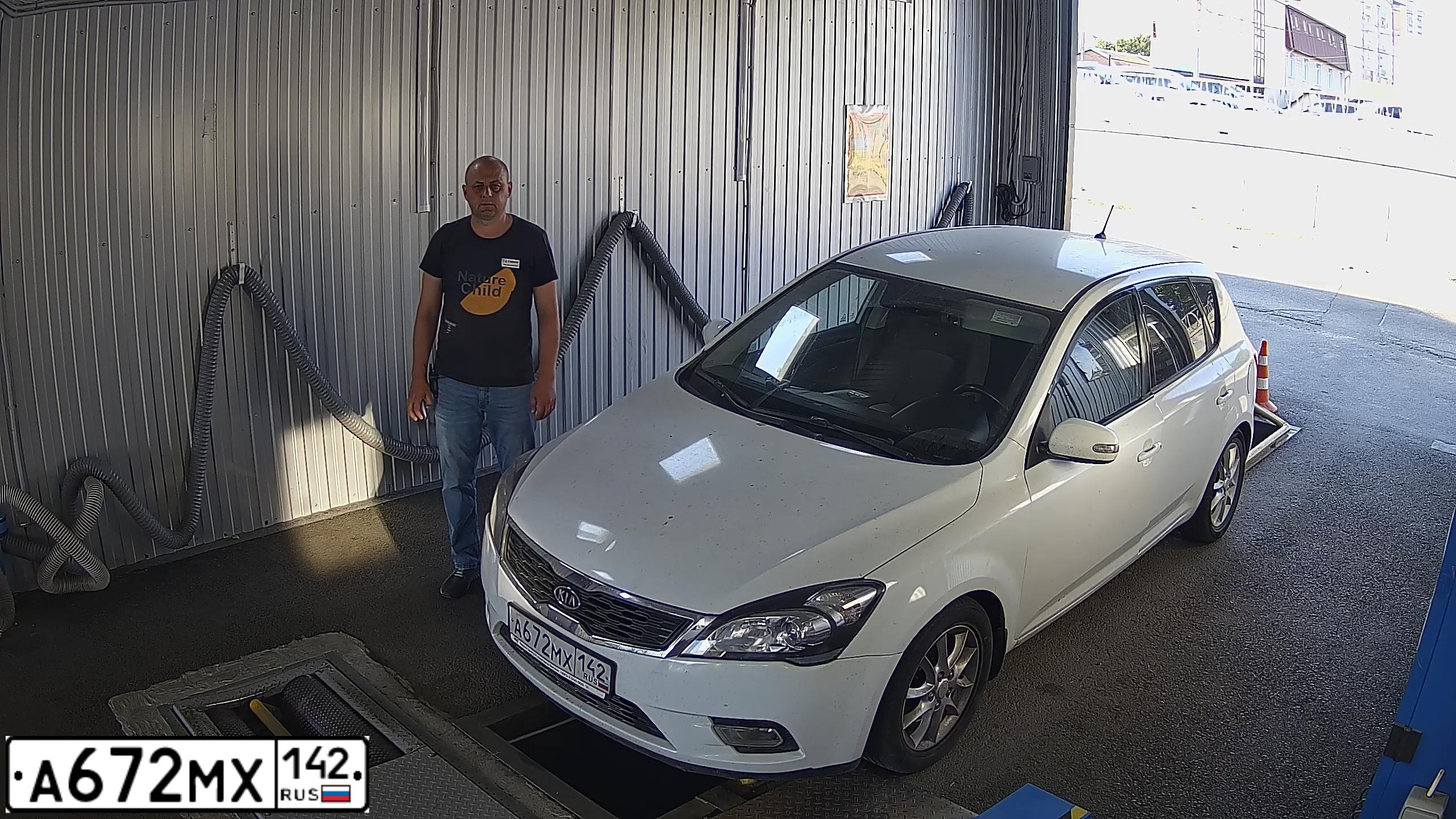 Фото автомобиля KIA CEE'D, 2010 — госномер Е322ВС323. Цвет: БЕЛЫЙ