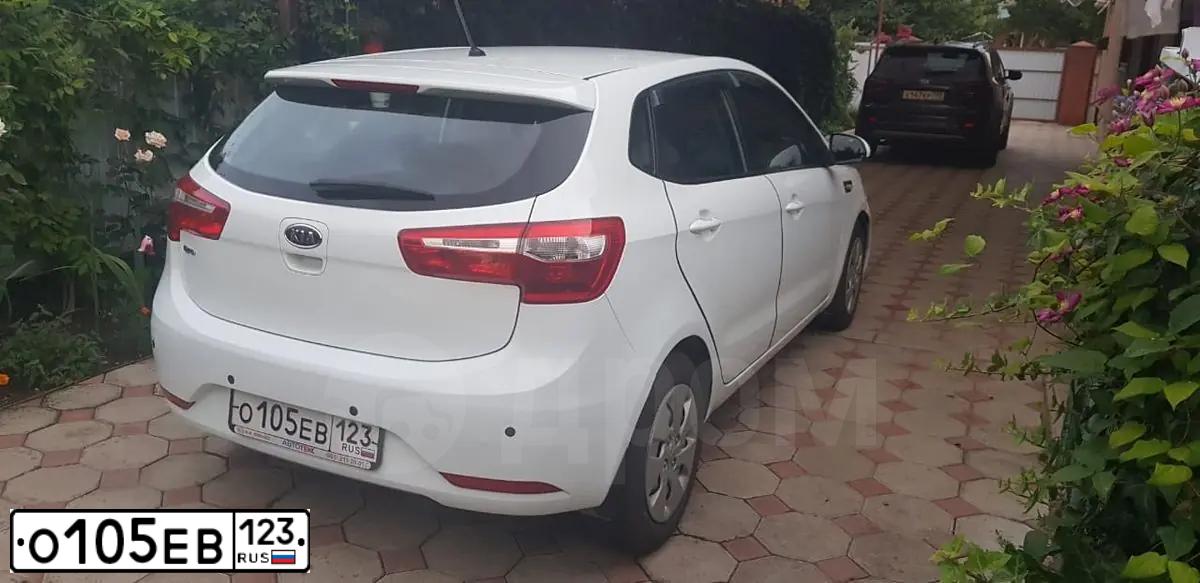 Фото автомобиля KIA RIO, 2012 — госномер О105ЕВ123. Цвет: Белый
