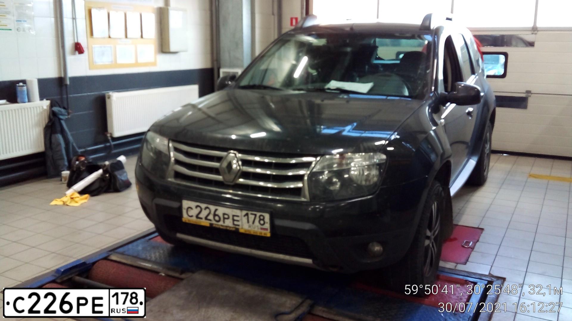 Фото автомобиля RENAULT DUSTER, 2015 — госномер С226РЕ178. Цвет: ЧЕРНЫЙ