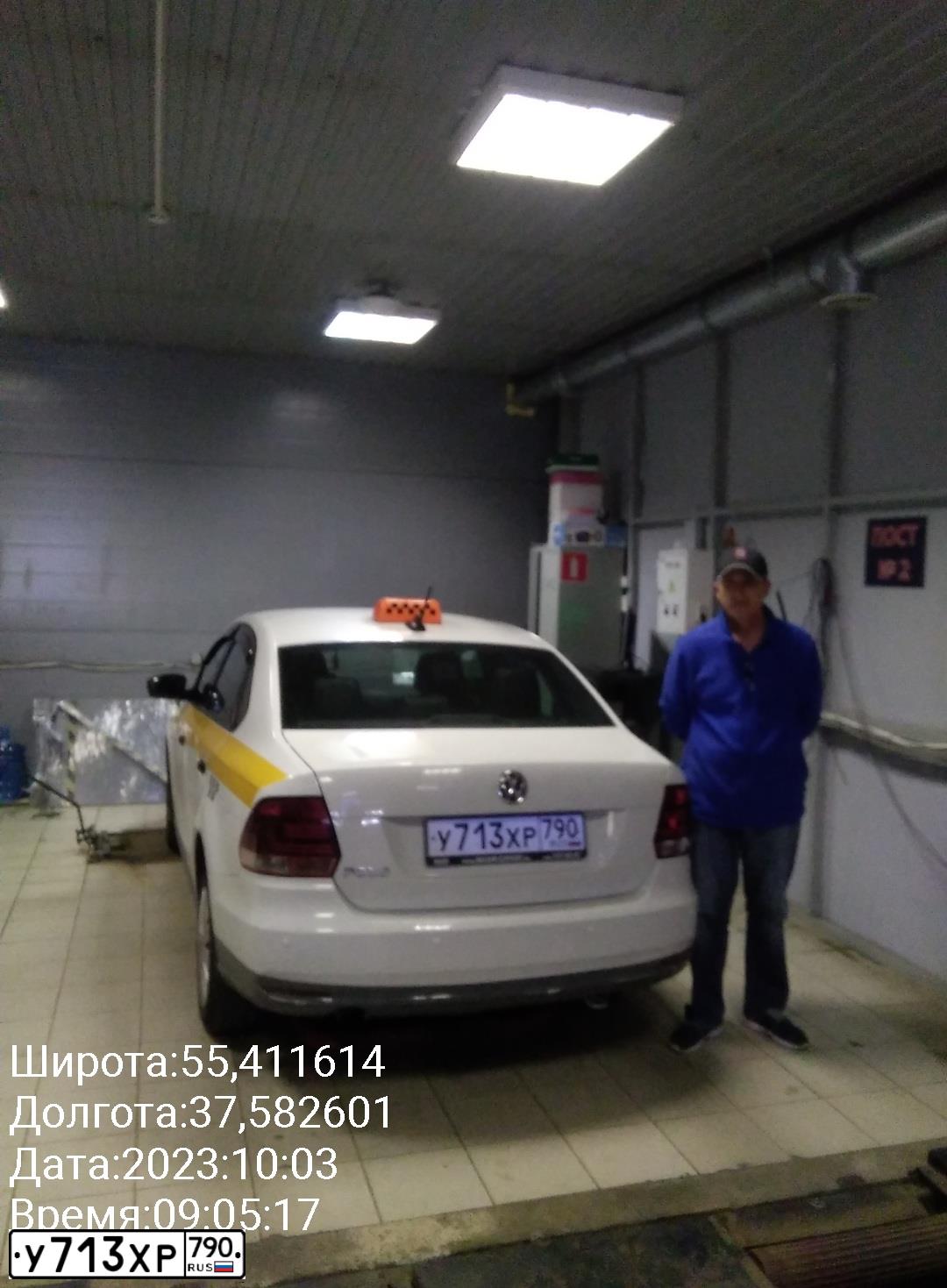 Фото автомобиля VOLKSWAGEN POLO, 2018 — госномер У713ХР790. Цвет: БЕЛЫЙ ЖЕЛТЫЙ СЕРЫЙ