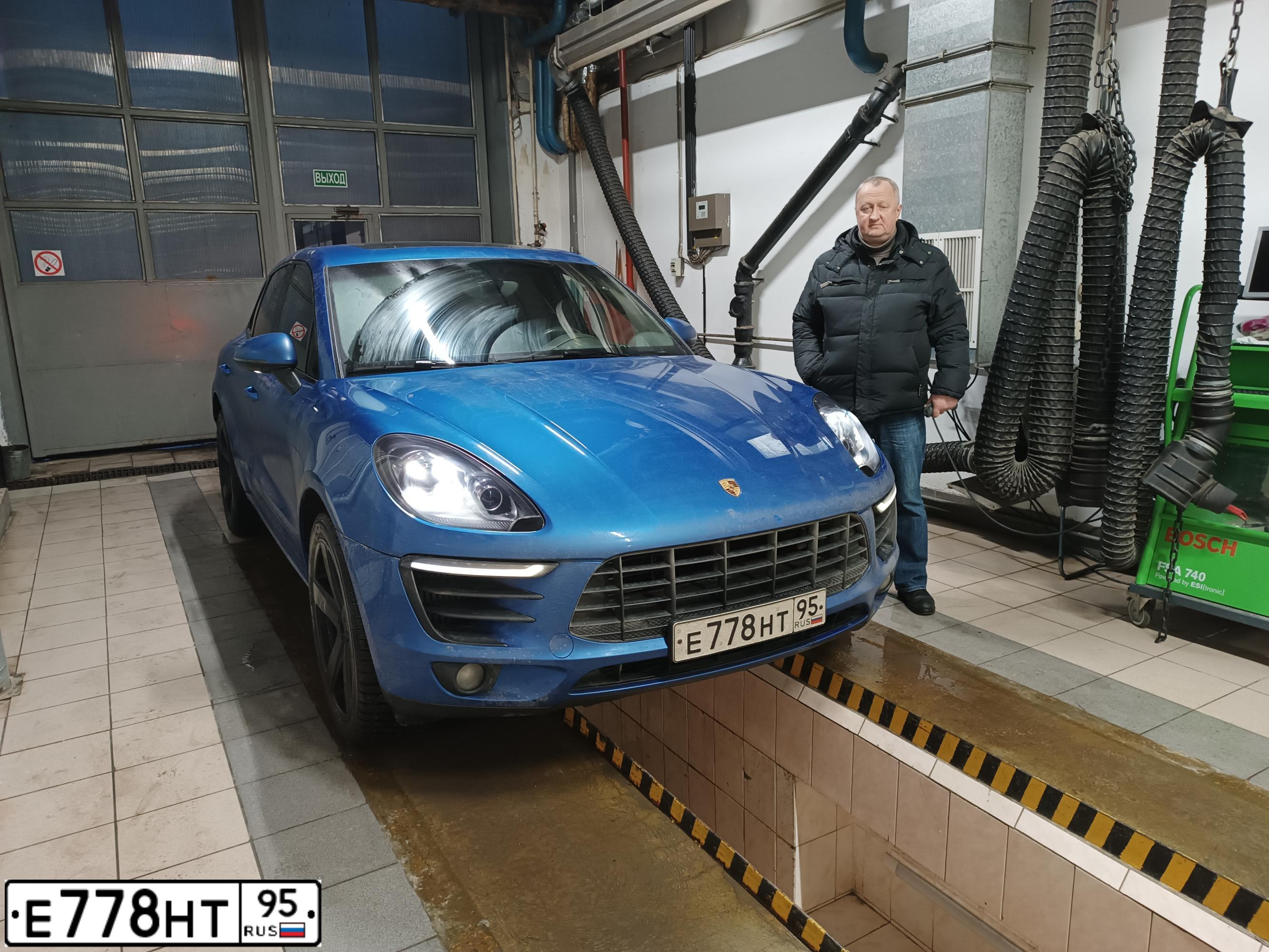 Фото автомобиля PORSCHE MACAN, 2015 — госномер С614МН39. Цвет: синий