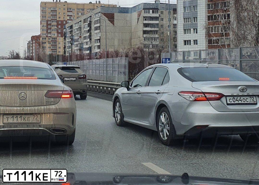 Фото автомобиля MERCEDES E-KLASSE, 2020 — госномер Т111КЕ72. Цвет: СЕРЫЙ
