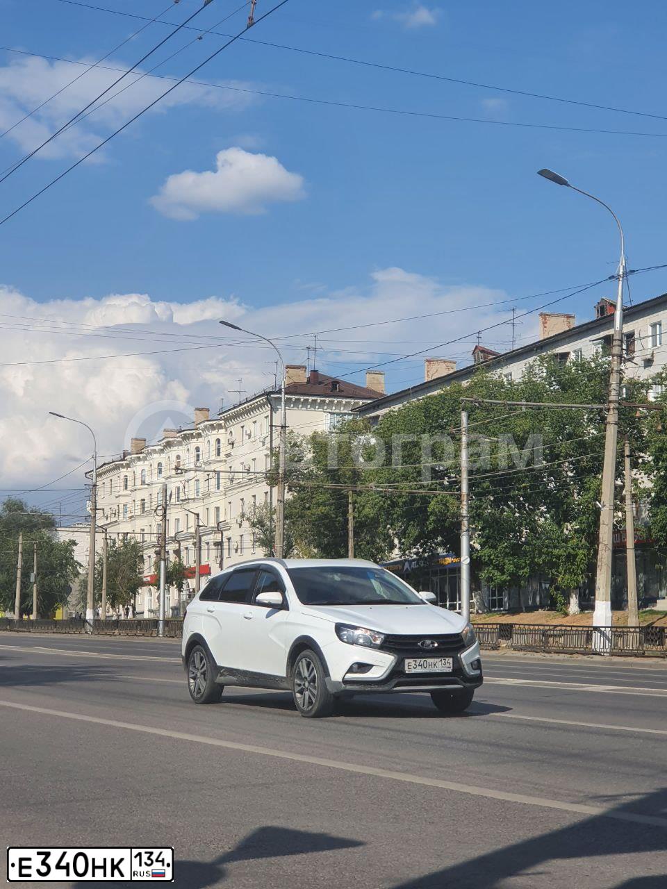 Фото автомобиля LADA VESTA, 2018 — госномер Е340НК134. Цвет: БЕЛЫЙ
