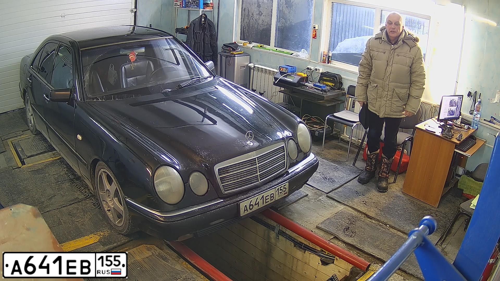 Фото автомобиля MERCEDES E-KLASSE, 1995 — госномер А641ЕВ155. Цвет: ЧЕРНЫЙ