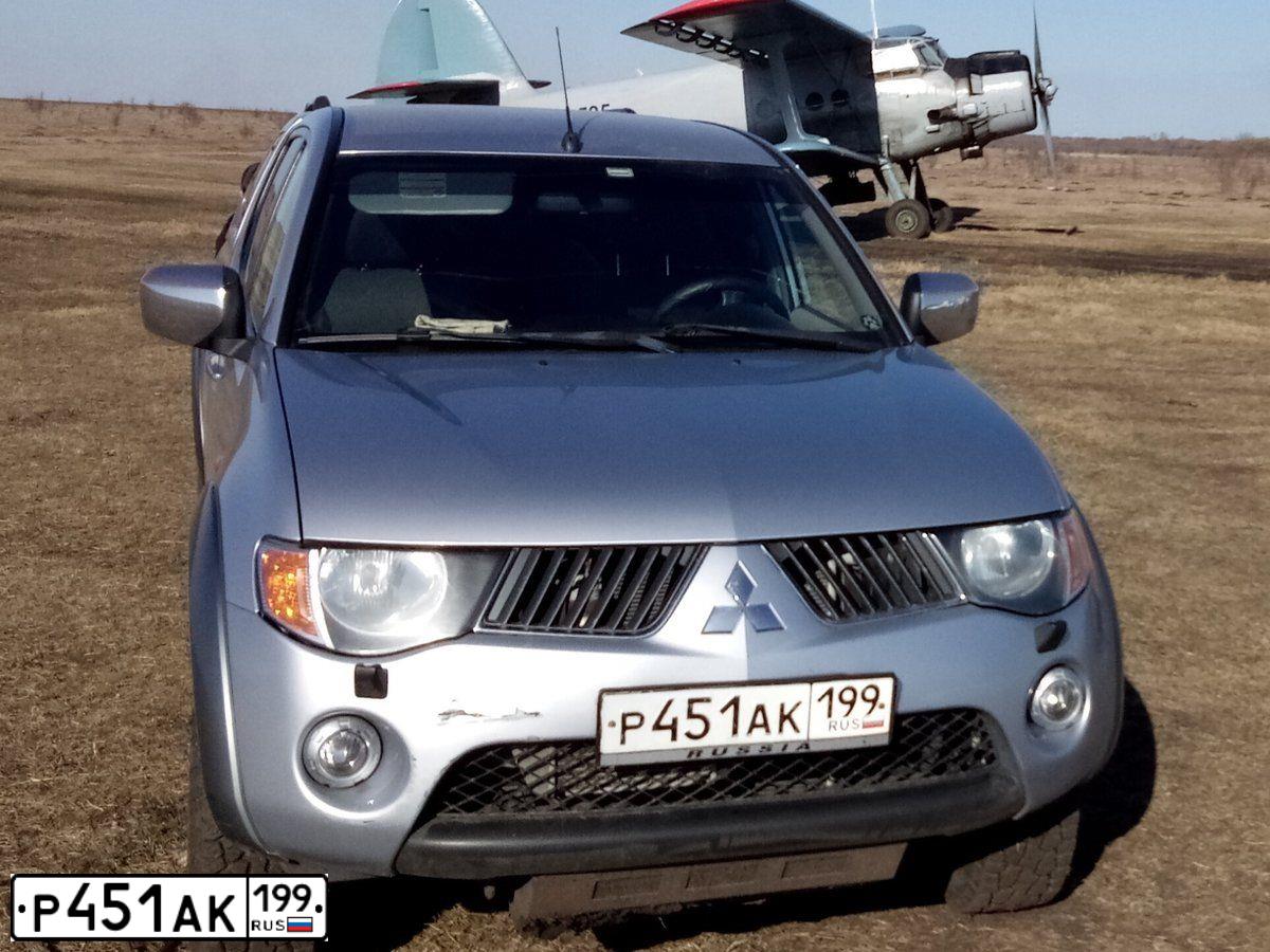 Фото автомобиля MITSUBISHI L 200, 2007 — госномер Р451АК199. Цвет: СЕРЕБРИСТЫЙ