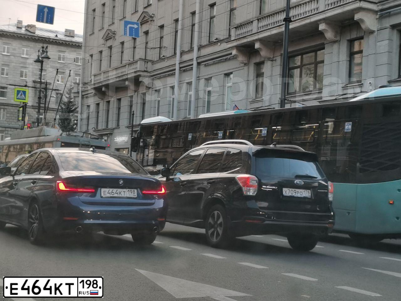 Фото автомобиля BMW SERIE 3, 2019 — госномер Е464КТ198. Цвет: СИНИЙ