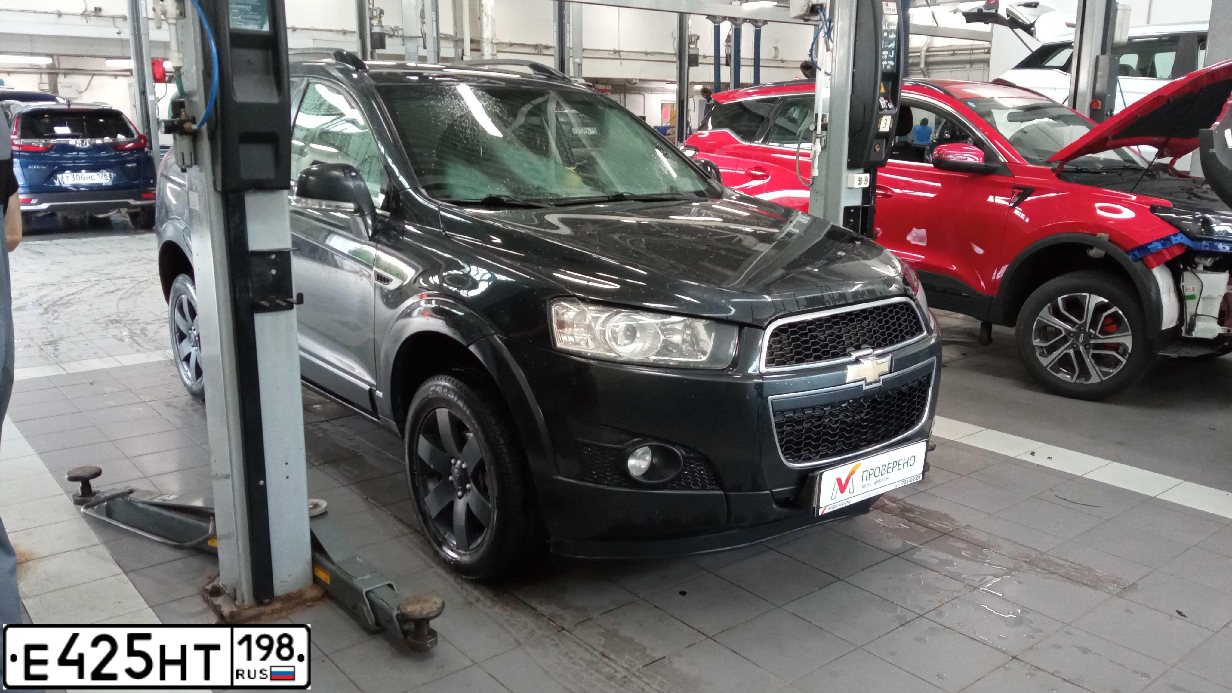 Фото автомобиля CHEVROLET CAPTIVA, 2013 — госномер Е425НТ198. Цвет: ЧЕРНЫЙ