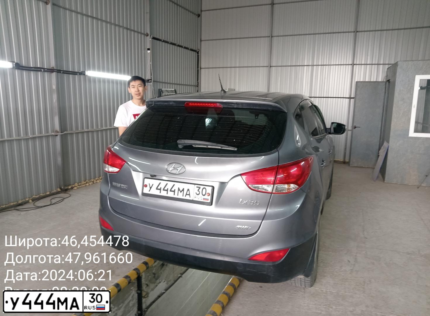 Фото автомобиля HYUNDAI IX35, 2012 — госномер У444МА30. Цвет: СЕРЫЙ