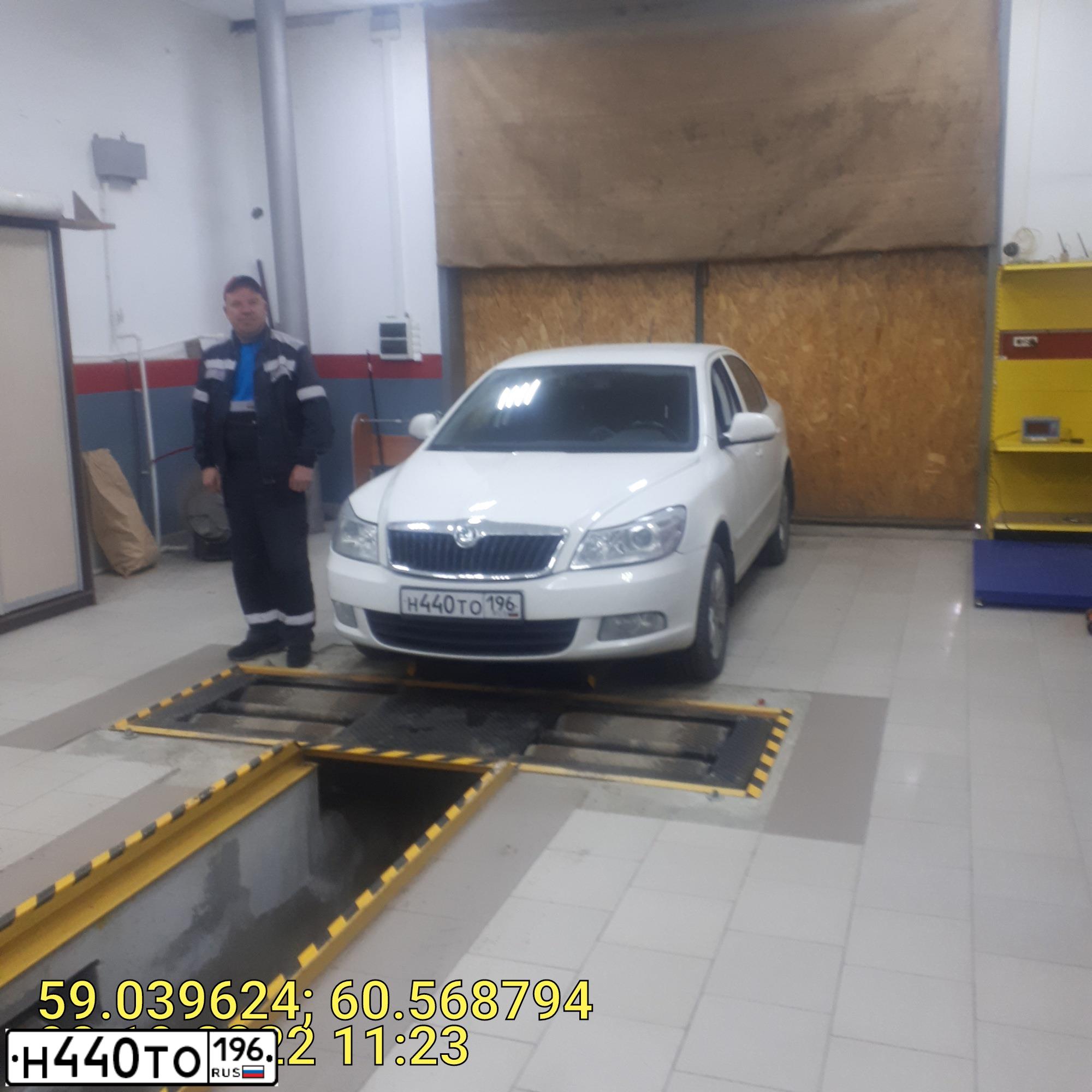 Фото автомобиля SKODA OCTAVIA, 2013 — госномер Н440ТО196. Цвет: Белый