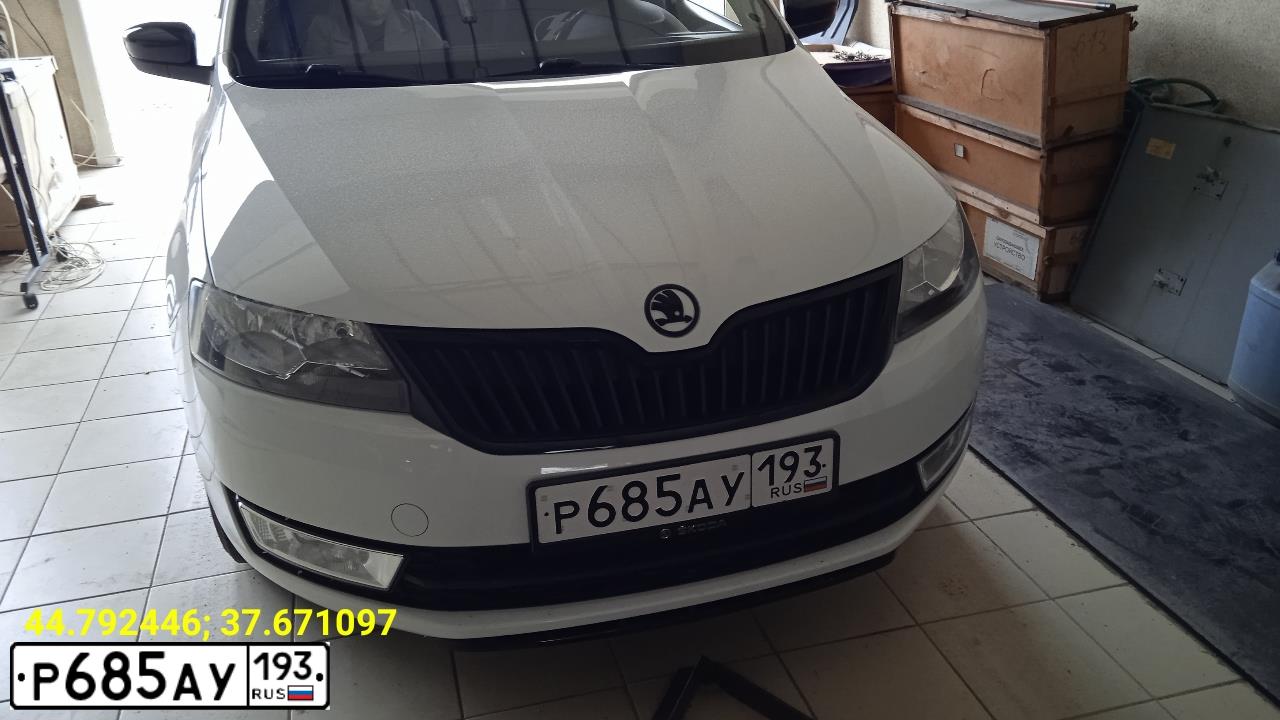 Фото автомобиля SKODA RAPID, 2016 — госномер Р685АУ193. Цвет: Белый черный 