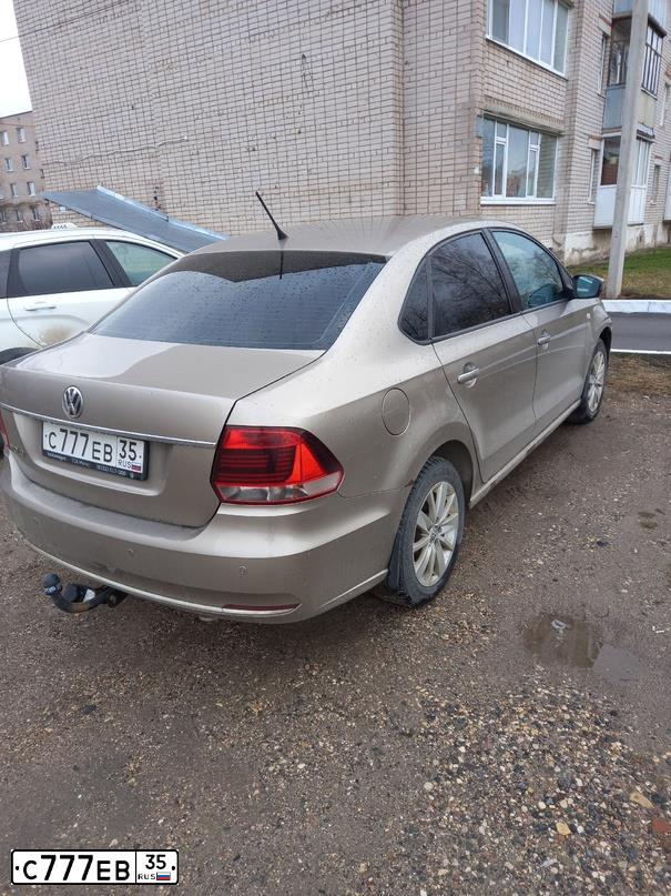Фото автомобиля VOLKSWAGEN POLO, 2016 — госномер М232ХУ35. Цвет: БЕЖЕВЫЙ