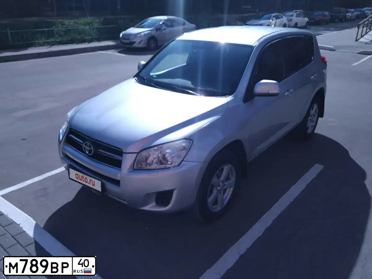 Фото автомобиля TOYOTA RAV4, 2010 — госномер М789ВР40. Цвет: серебристый