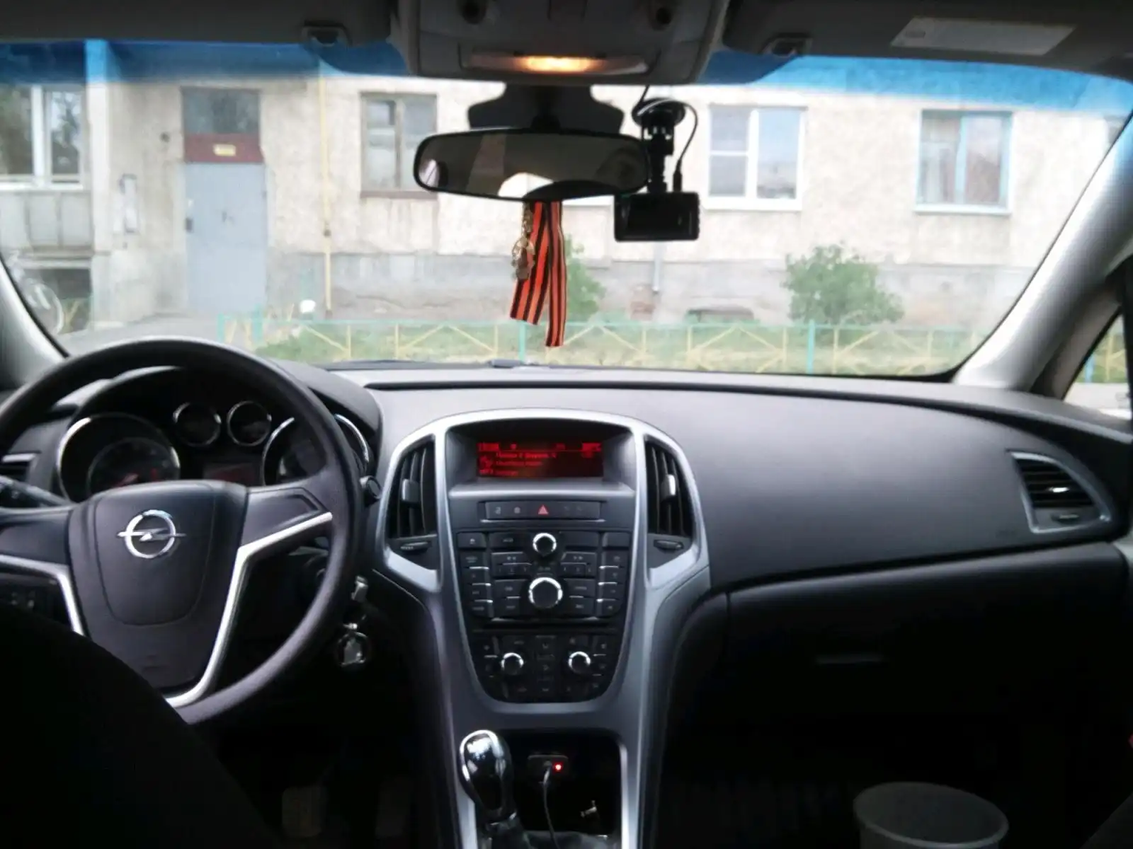 Фото автомобиля OPEL ASTRA, 2012 — госномер О850МХ76. Цвет: Серый