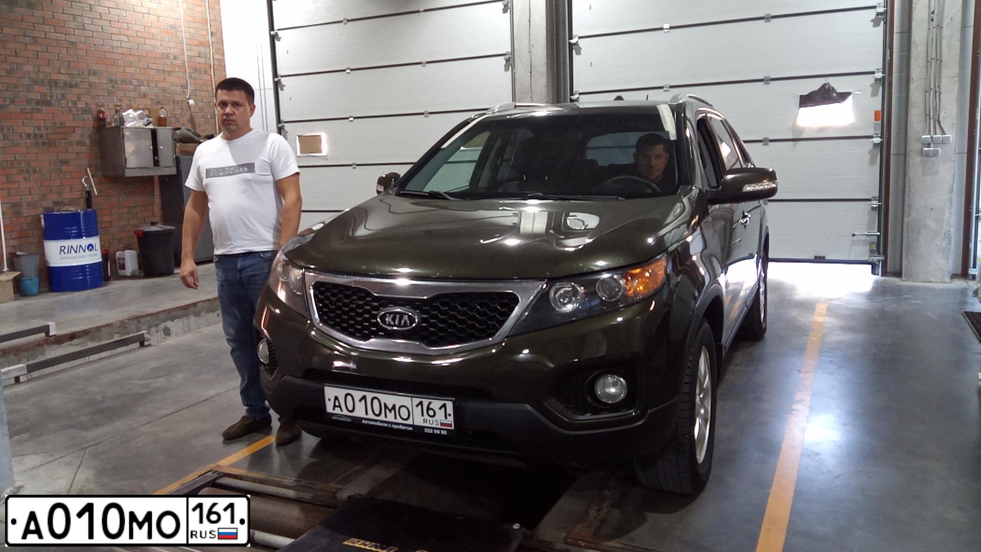 Фото автомобиля KIA SORENTO, 2010 — госномер А010МО161. Цвет: ХАКИ
