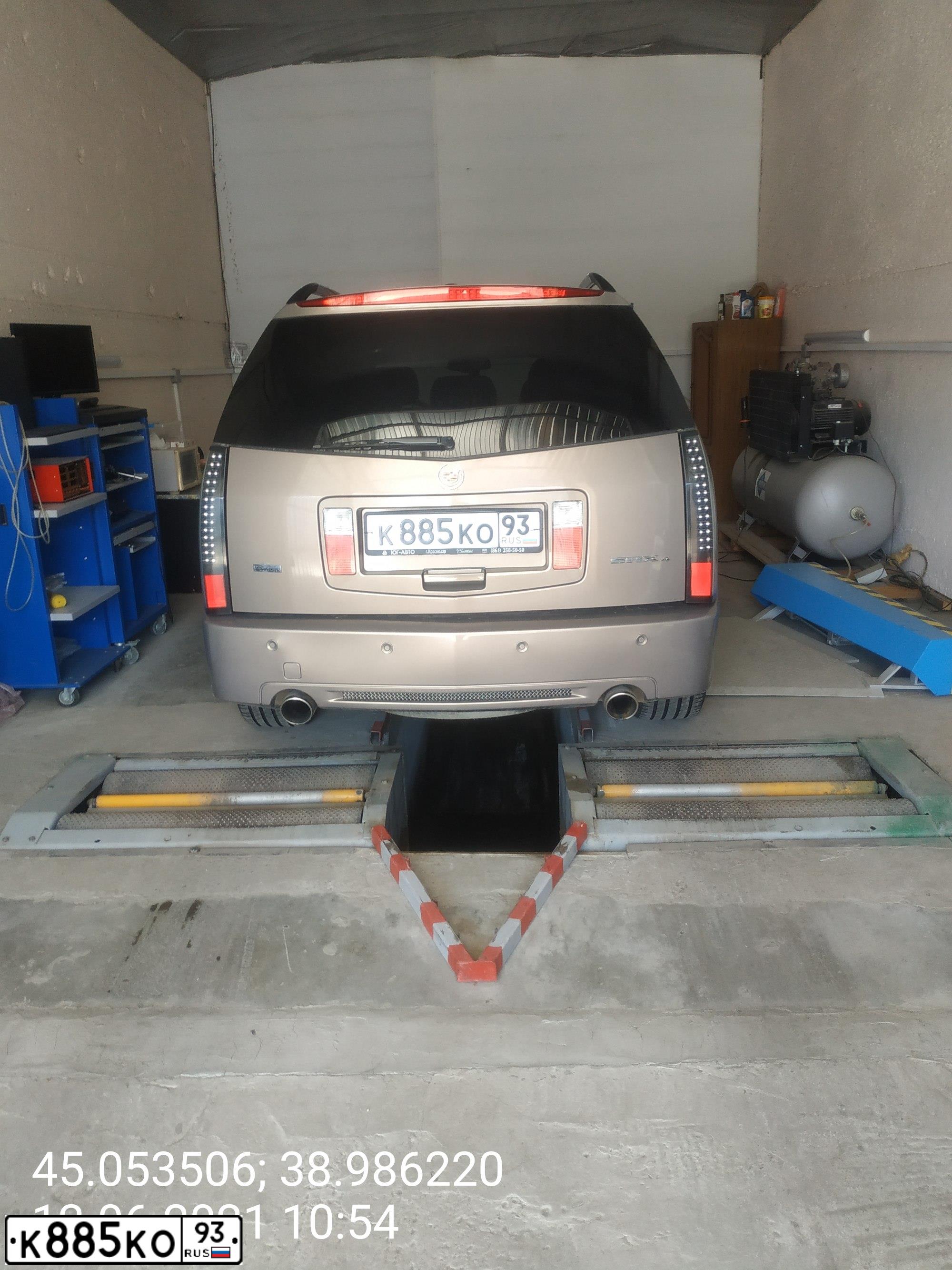 Фото автомобиля CADILLAC SRX, 2007 — госномер К885КО93. Цвет: БЕЖЕВЫЙ