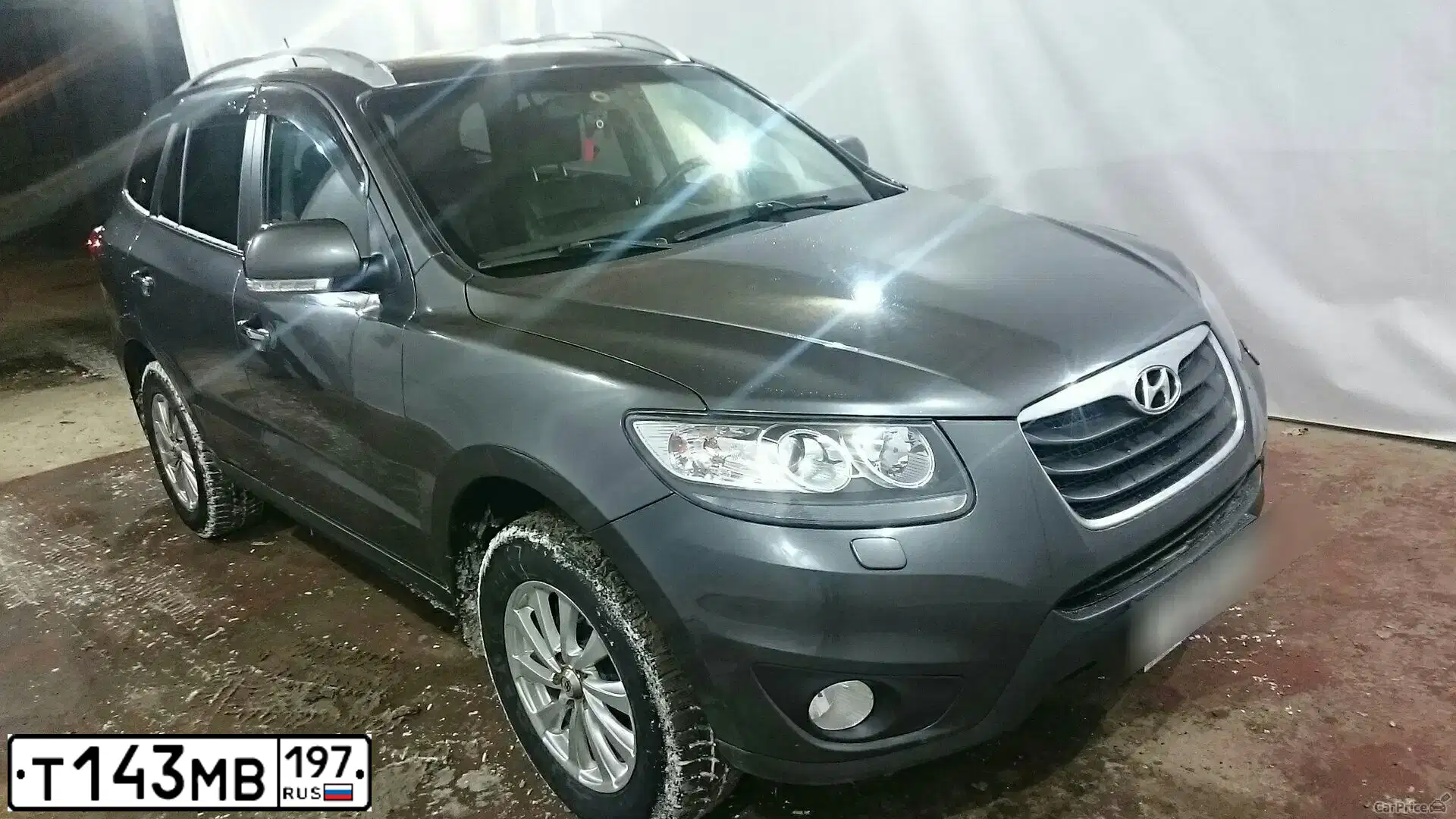 Фото автомобиля HYUNDAI SANTA FE, 2011 — госномер Т143МВ197. Цвет: СЕРЫЙ ТЕМНЫЙ