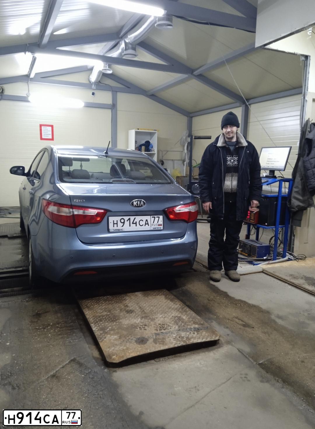 Фото автомобиля KIA RIO, 2013 — госномер Н914СА77. Цвет: голубой