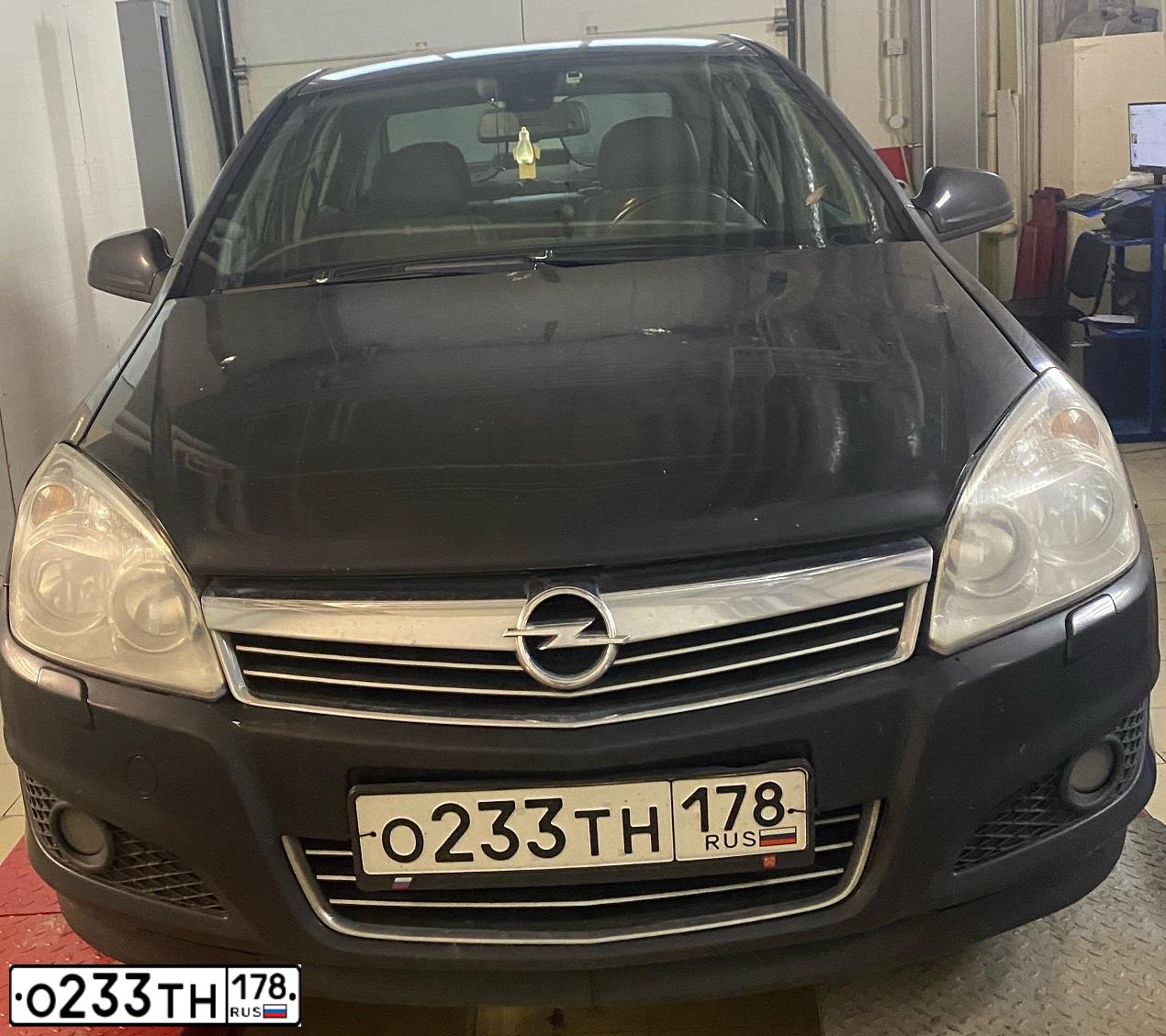 Фото автомобиля OPEL ASTRA, 2010 — госномер О233ТН178. Цвет: ЧЕРНЫЙ