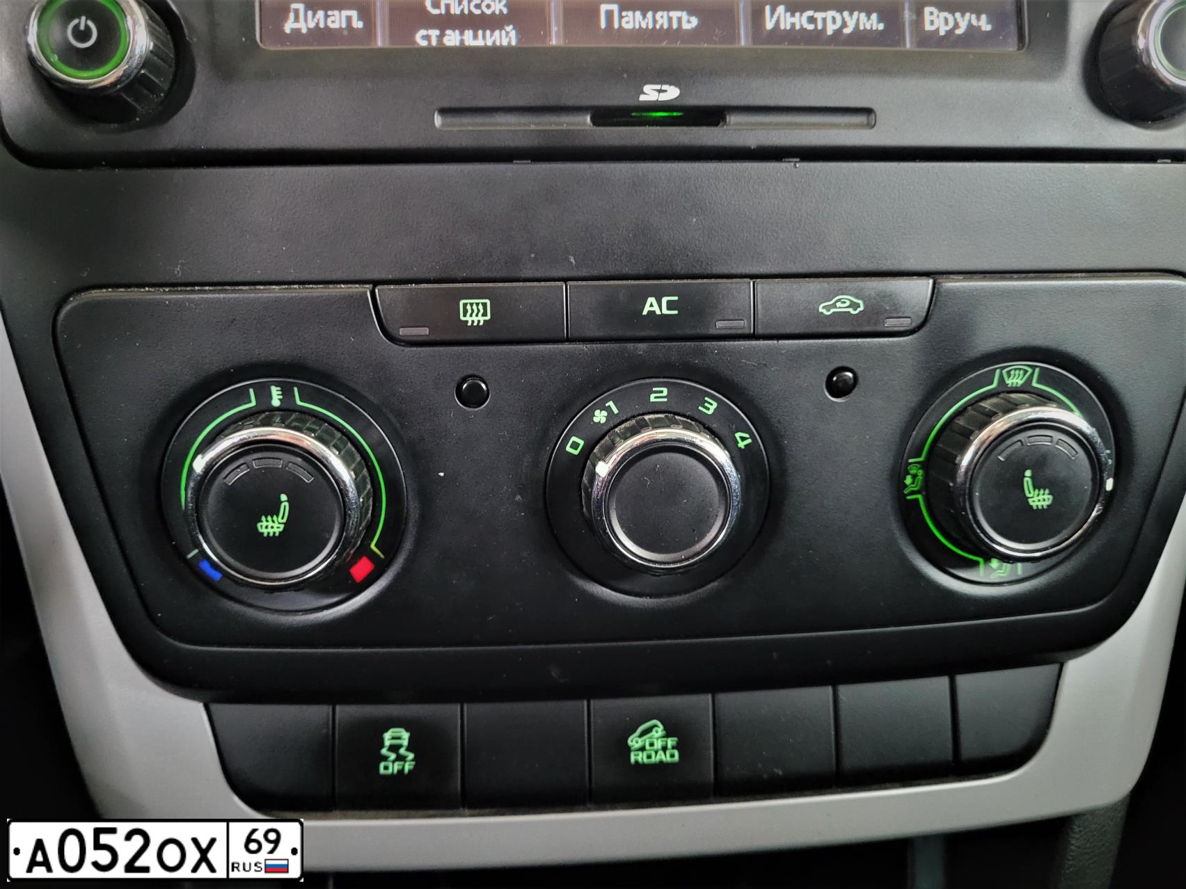 Фото автомобиля SKODA YETI, 2012 — госномер А282ТН69. Цвет: Темно-синий
