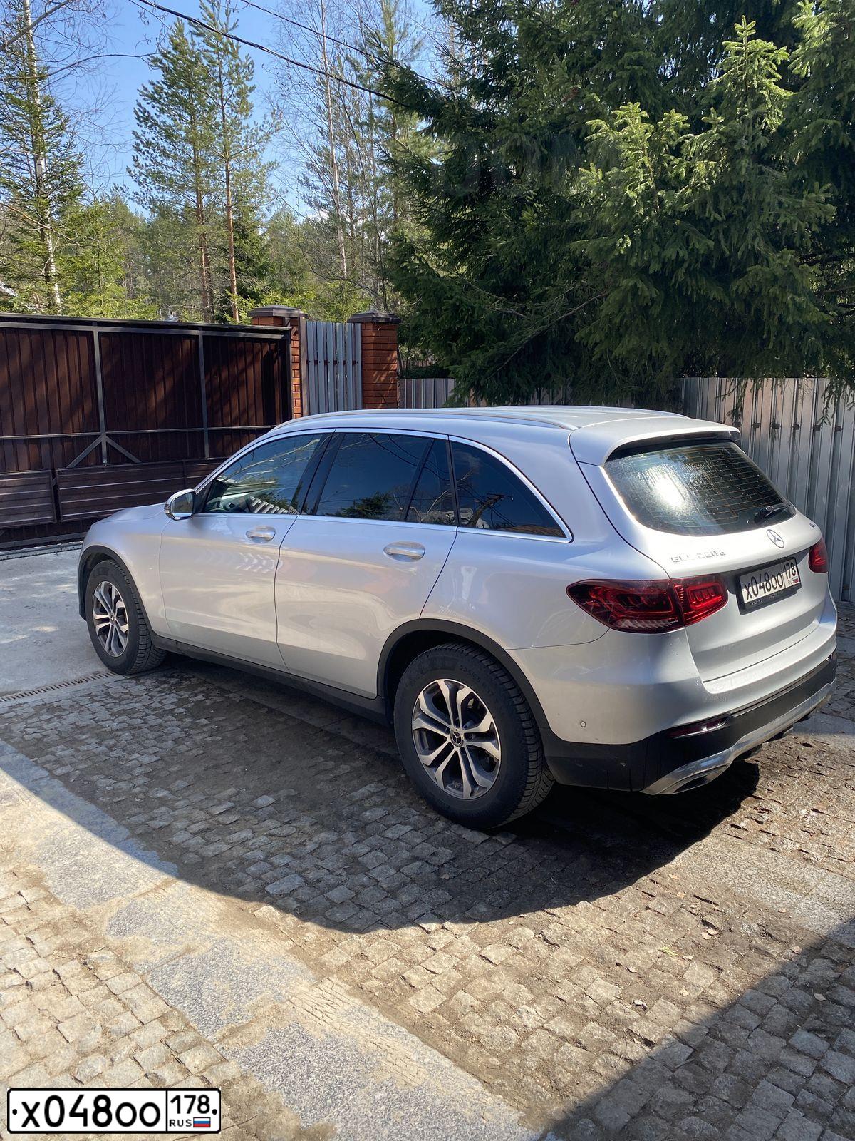 Фото автомобиля MERCEDES GLC-KLASSE, 2020 — госномер Х048ОО178. Цвет: Серебристый