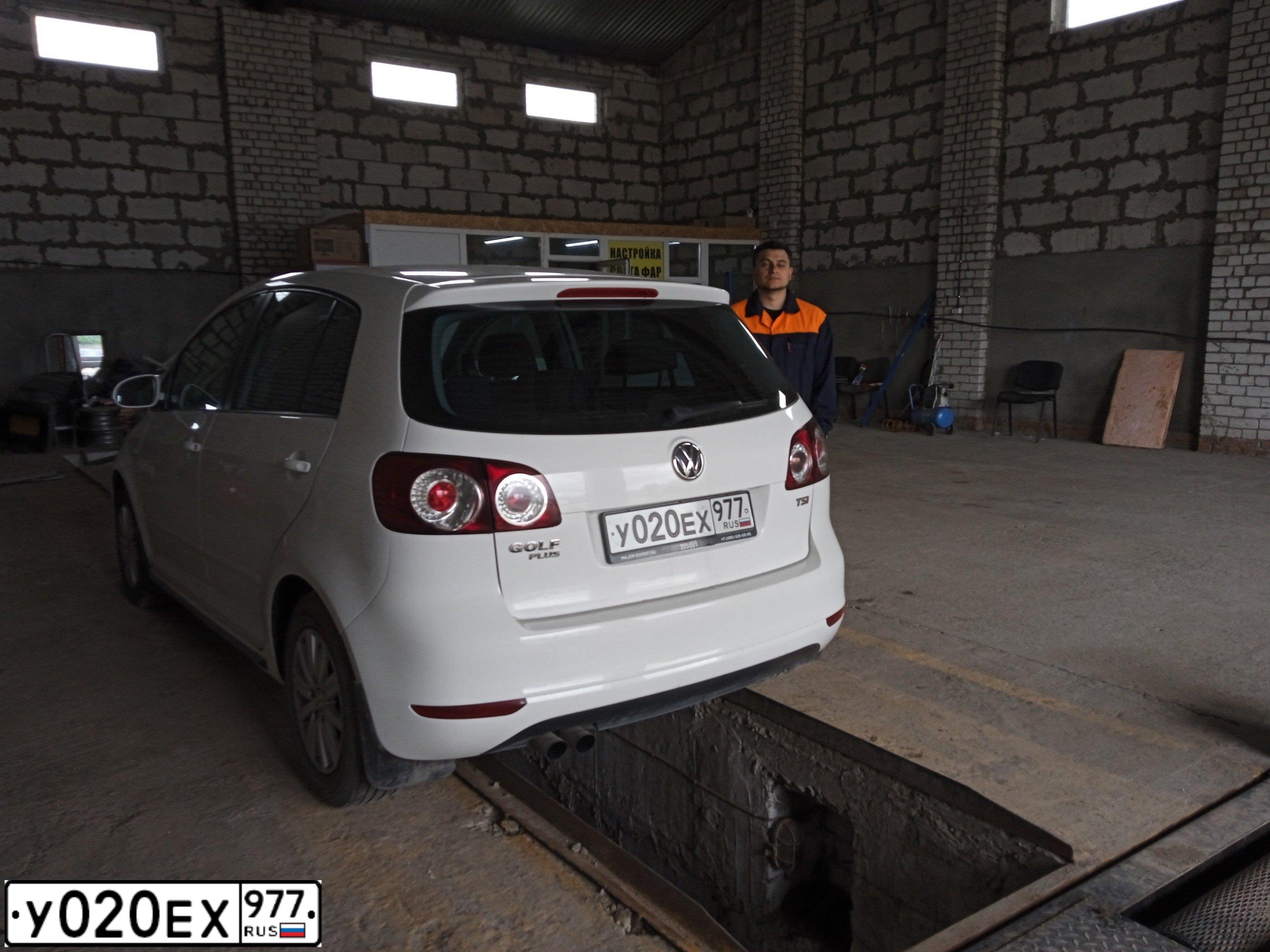 Фото автомобиля VOLKSWAGEN GOLF PLUS, 2013 — госномер У020ЕХ977. Цвет: БЕЛЫЙ