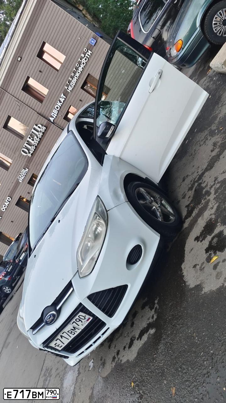 Фото автомобиля FORD FOCUS, 2012 — госномер Е717ВМ790. Цвет: Белый