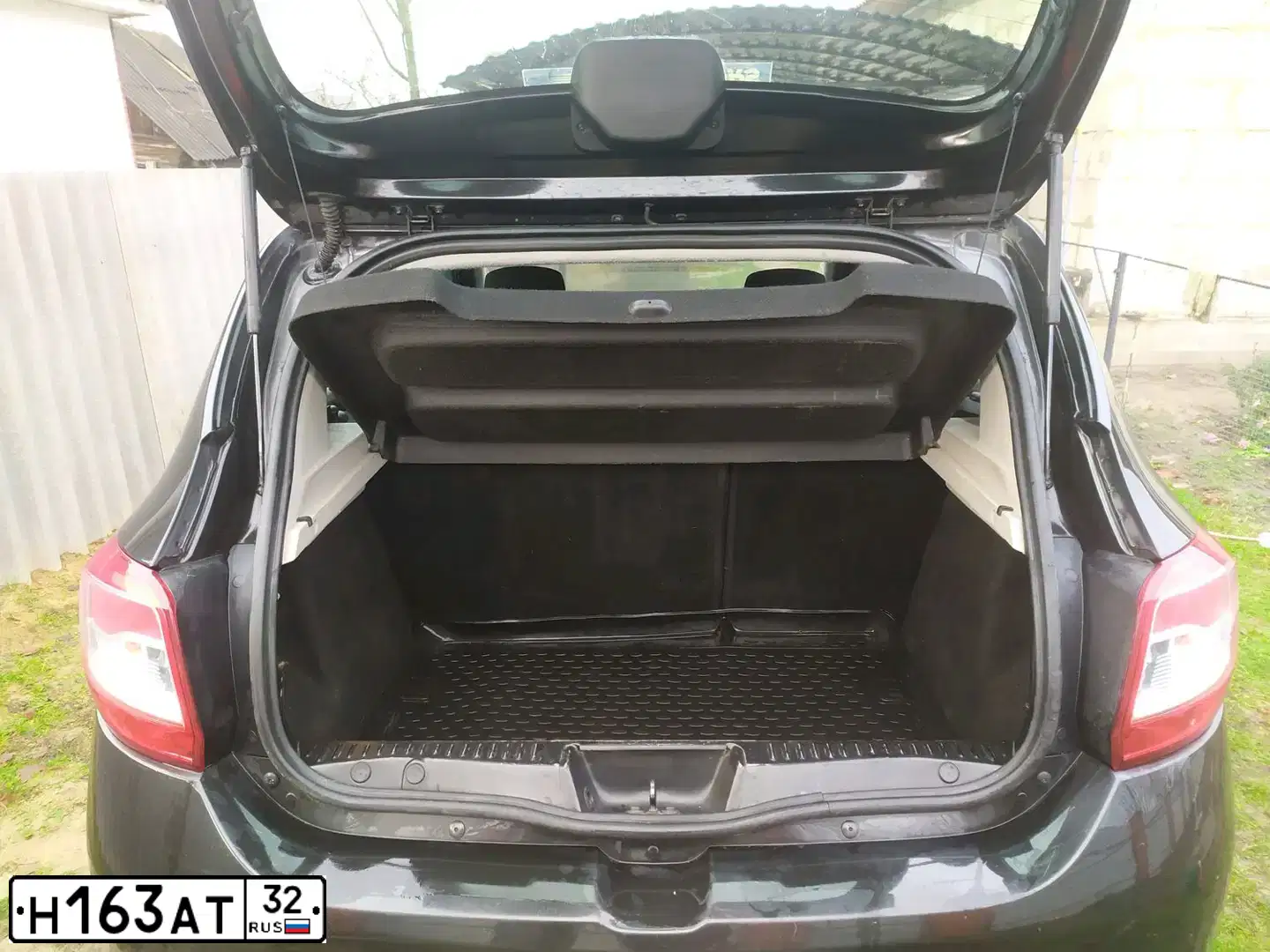 Фото автомобиля RENAULT SANDERO, 2015 — госномер Н163АТ32. Цвет: ЧЕРНЫЙ