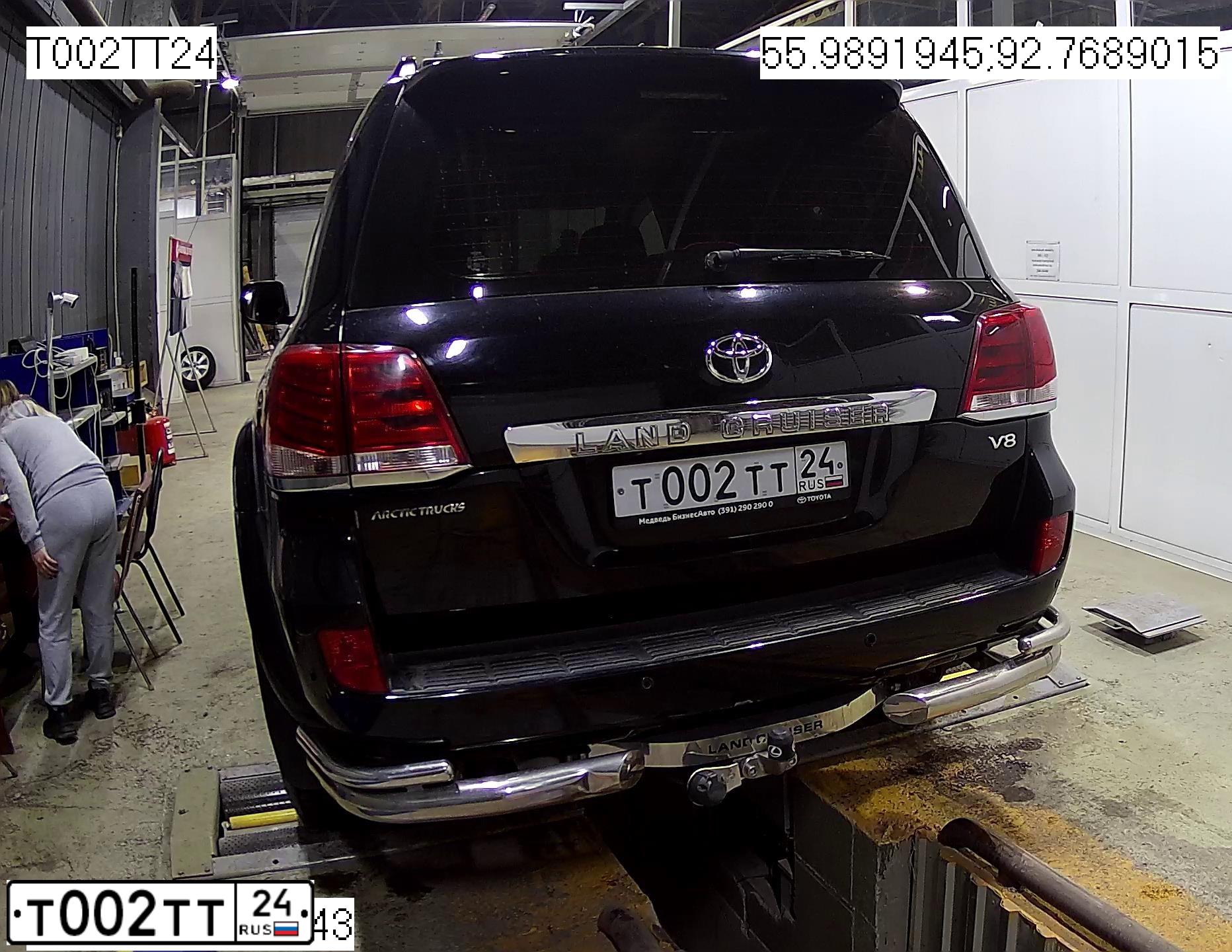 Фото автомобиля TOYOTA LANDCRUISER 200, 2014 — госномер Т002ТТ24. Цвет: ЧЕРНЫЙ
