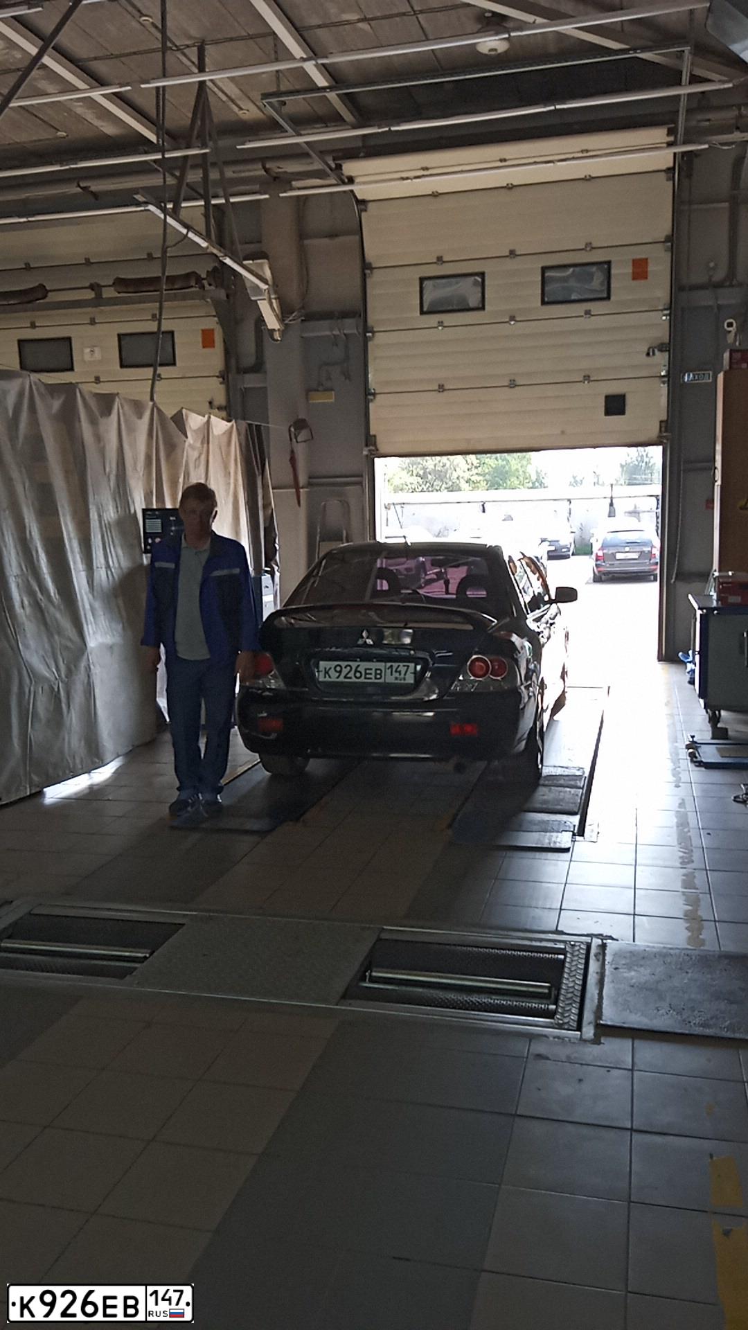 Фото автомобиля MITSUBISHI LANCER, 2006 — госномер К926ЕВ147. Цвет: ЧЕРНЫЙ