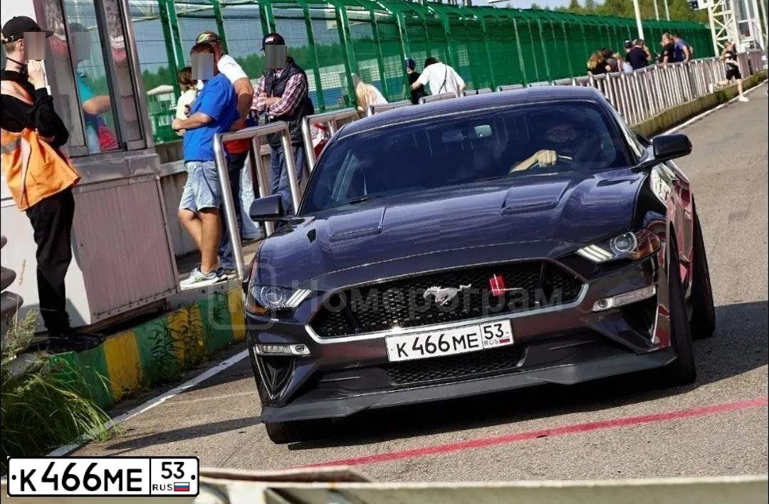 Фото автомобиля FORD MUSTANG, 2020 — госномер К466МЕ53. Цвет: СЕРЫЙ
