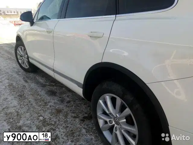 Фото автомобиля VOLKSWAGEN TOUAREG, 2011 — госномер С530УС18. Цвет: Белый