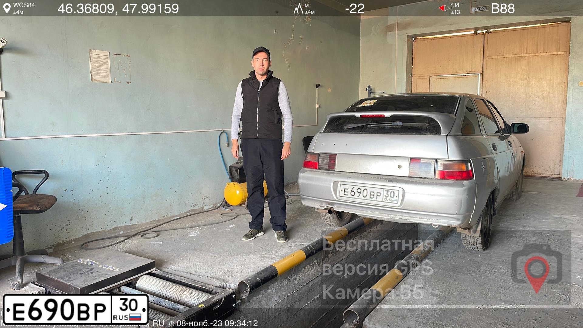 Фото автомобиля LADA 2112, 2005 — госномер Е690ВР30. Цвет: Светло-Серебристый металлик