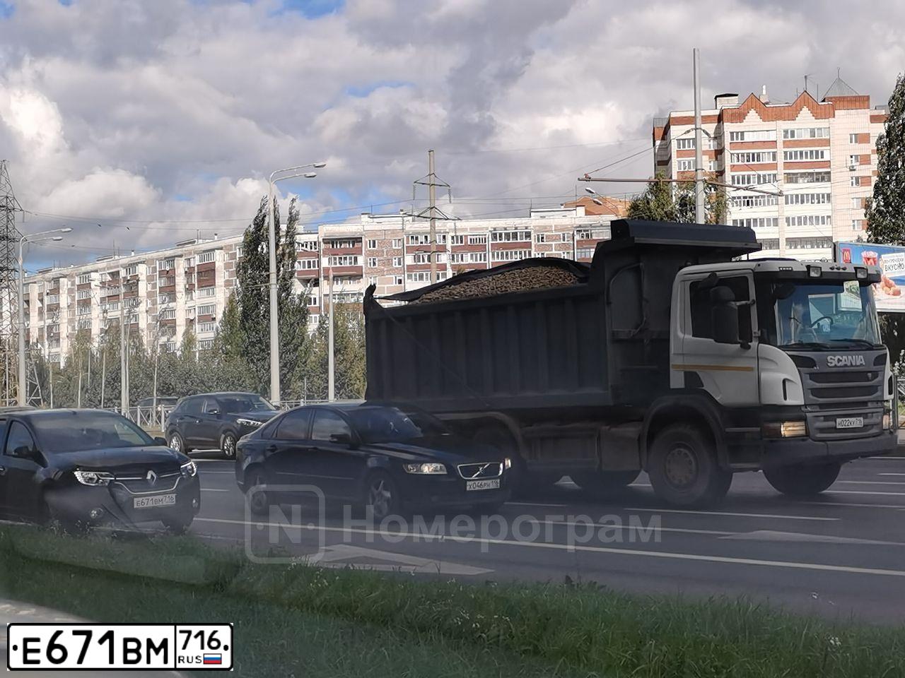 Фото автомобиля RENAULT SANDERO, 2020 — госномер Х702УТ18. Цвет: ЧЕРНЫЙ
