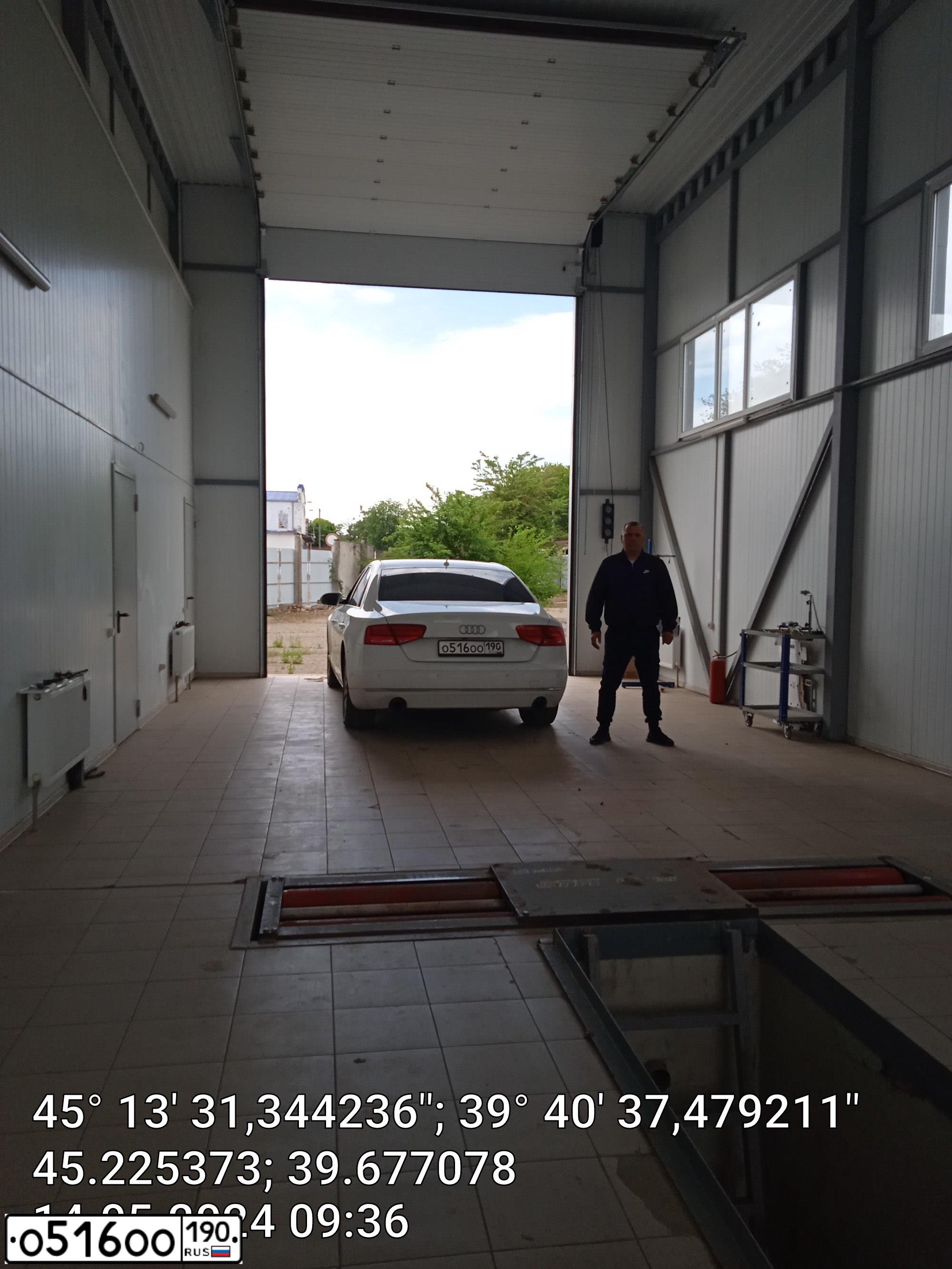 Фото автомобиля AUDI A8, 2012 — госномер О516ОО190. Цвет: Белый