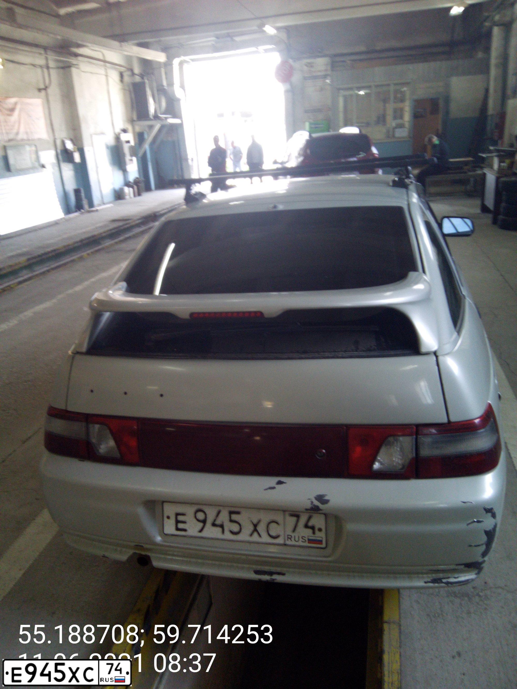 Фото автомобиля LADA 2112, 2003 — госномер Р754ЕО774. Цвет: МОЛОЧНО-БЕЛЫЙ СЕРЕБРИСТЫЙ