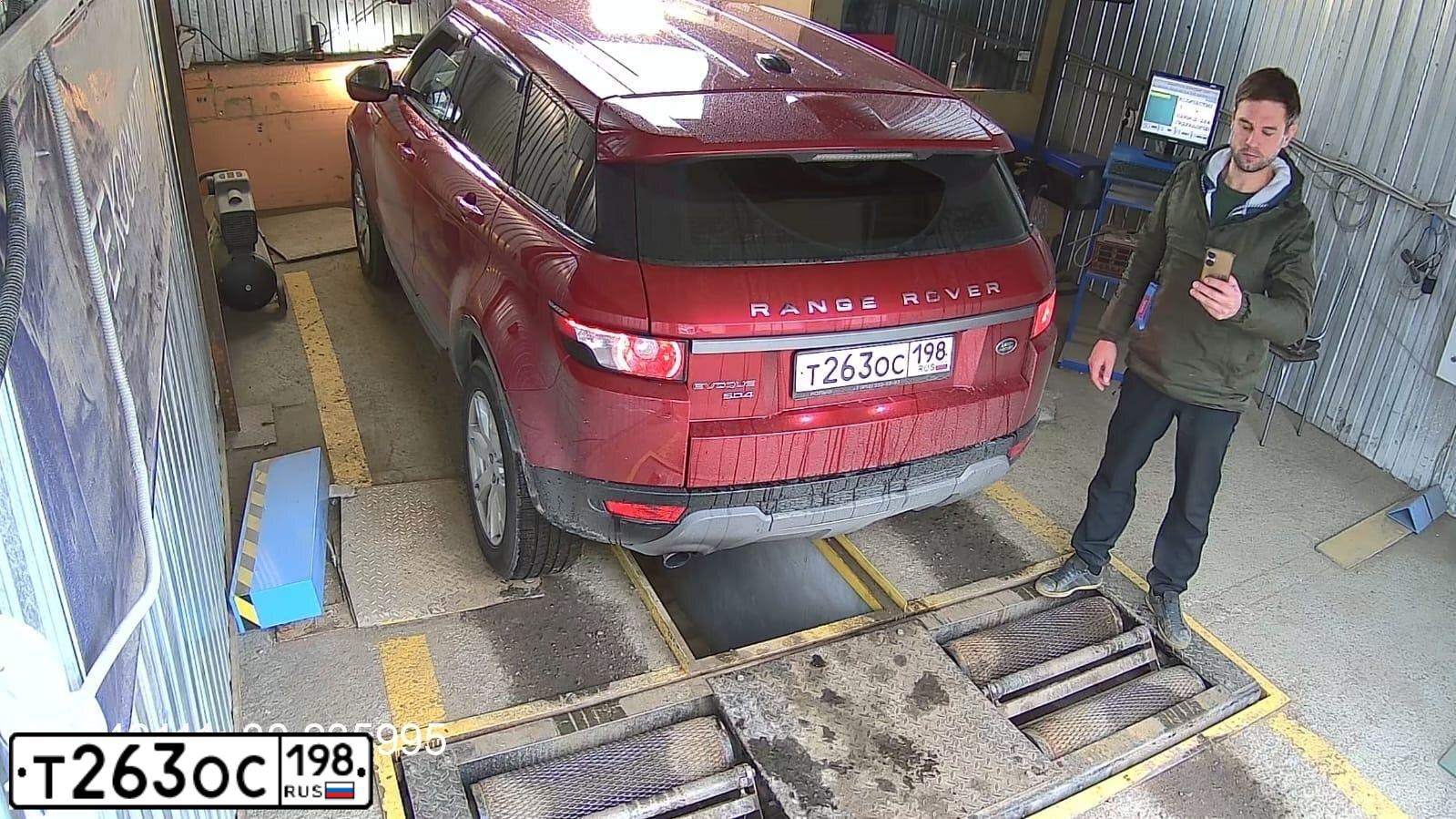 Фото автомобиля LANDROVER RANGE ROVER EVOQUE, 2014 — госномер Т263ОС198. Цвет: Красный