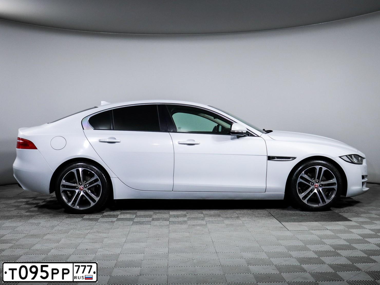 Фото автомобиля JAGUAR XE, 2015 — госномер Х180ХР797. Цвет: Белый