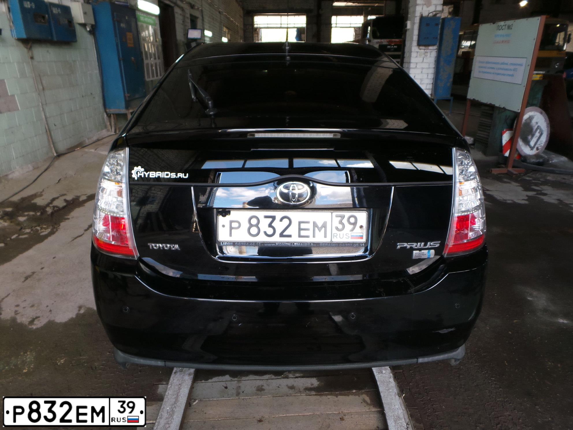 Фото автомобиля TOYOTA PRIUS, 2009 — госномер Р832ЕМ39. Цвет: ЧЕРНЫЙ