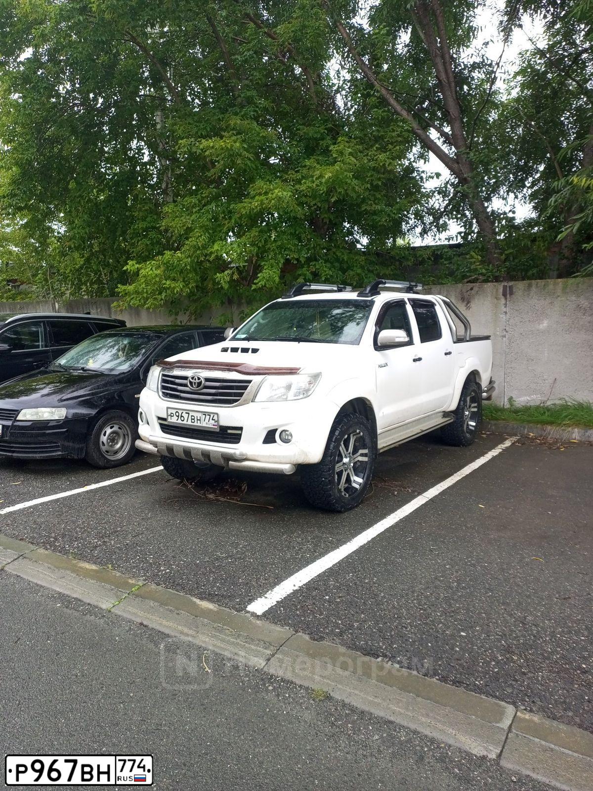 Фото автомобиля TOYOTA HILUX, 2013 — госномер Р700КУ96. Цвет: Белый