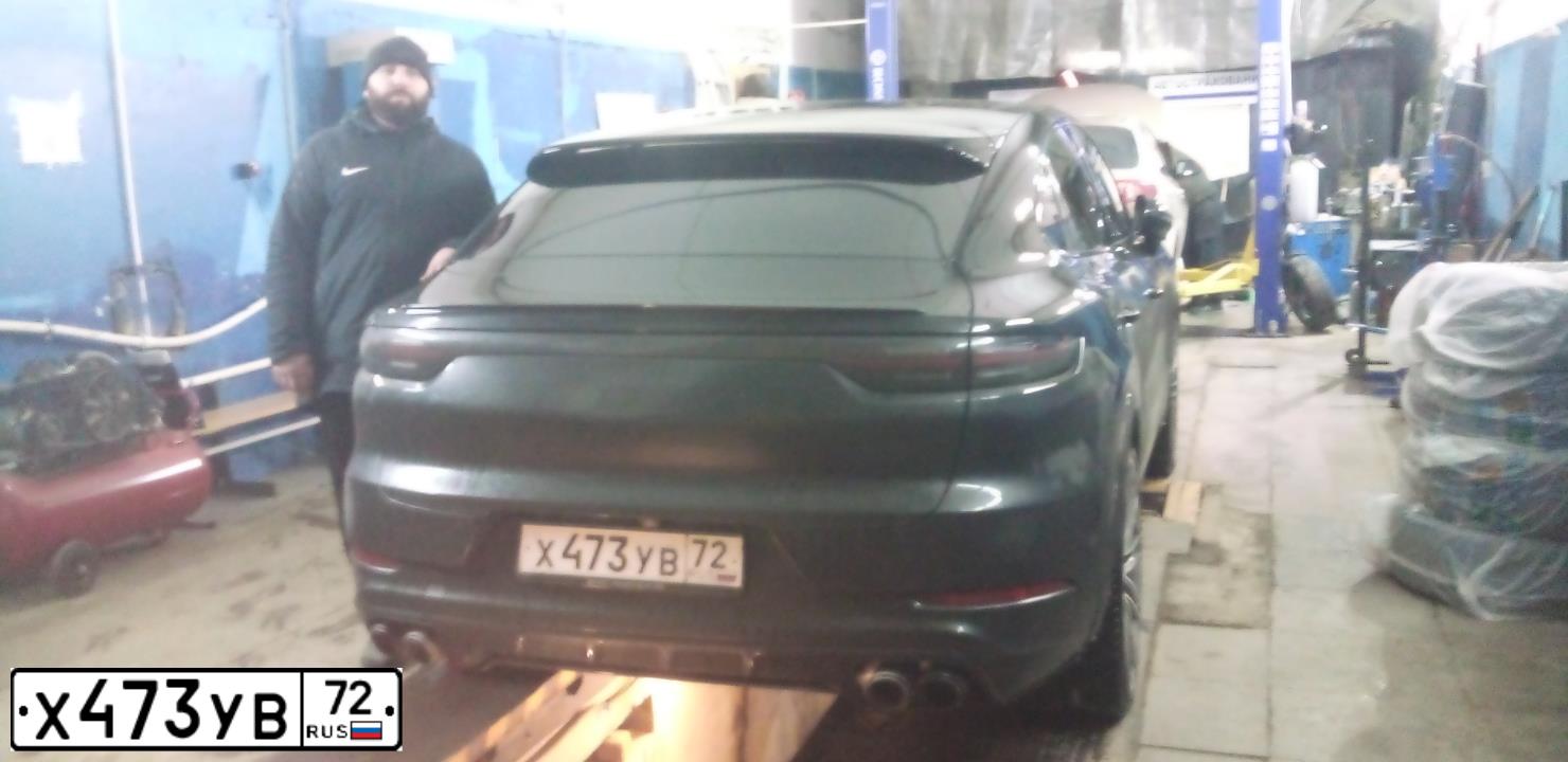 Фото автомобиля PORSCHE CAYENNE, 2019 — госномер Е333КХ72. Цвет: ЧЕРНЫЙ