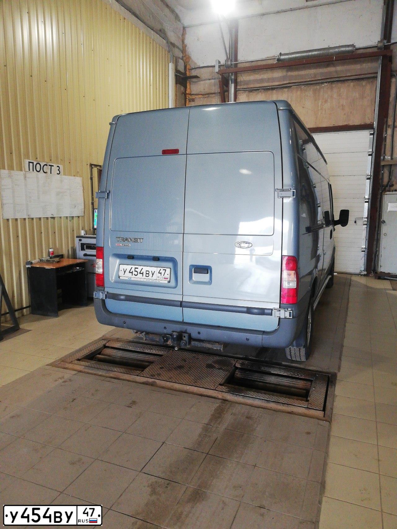 Фото автомобиля FORD TRANSIT, 2011 — госномер У454ВУ47. Цвет: СЕРО-ГОЛУБОЙ