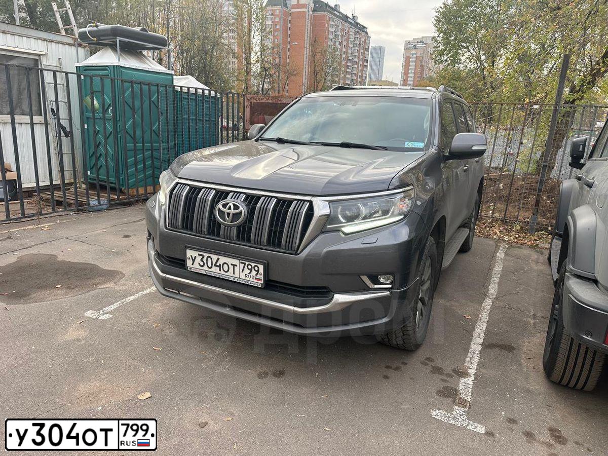 Фото автомобиля TOYOTA LANDCRUISER, 2019 — госномер У304ОТ799. Цвет: СЕРЫЙ