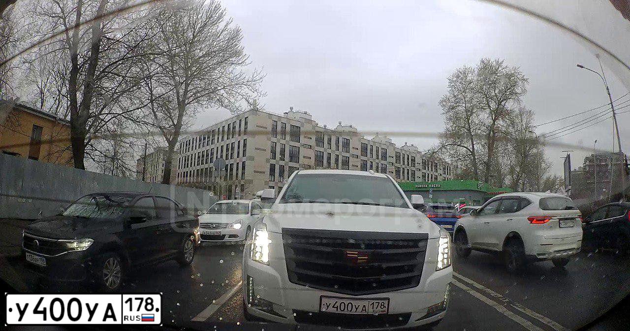 Фото автомобиля CADILLAC ESCALADE, 2013 — госномер К444НС98. Цвет: Белый