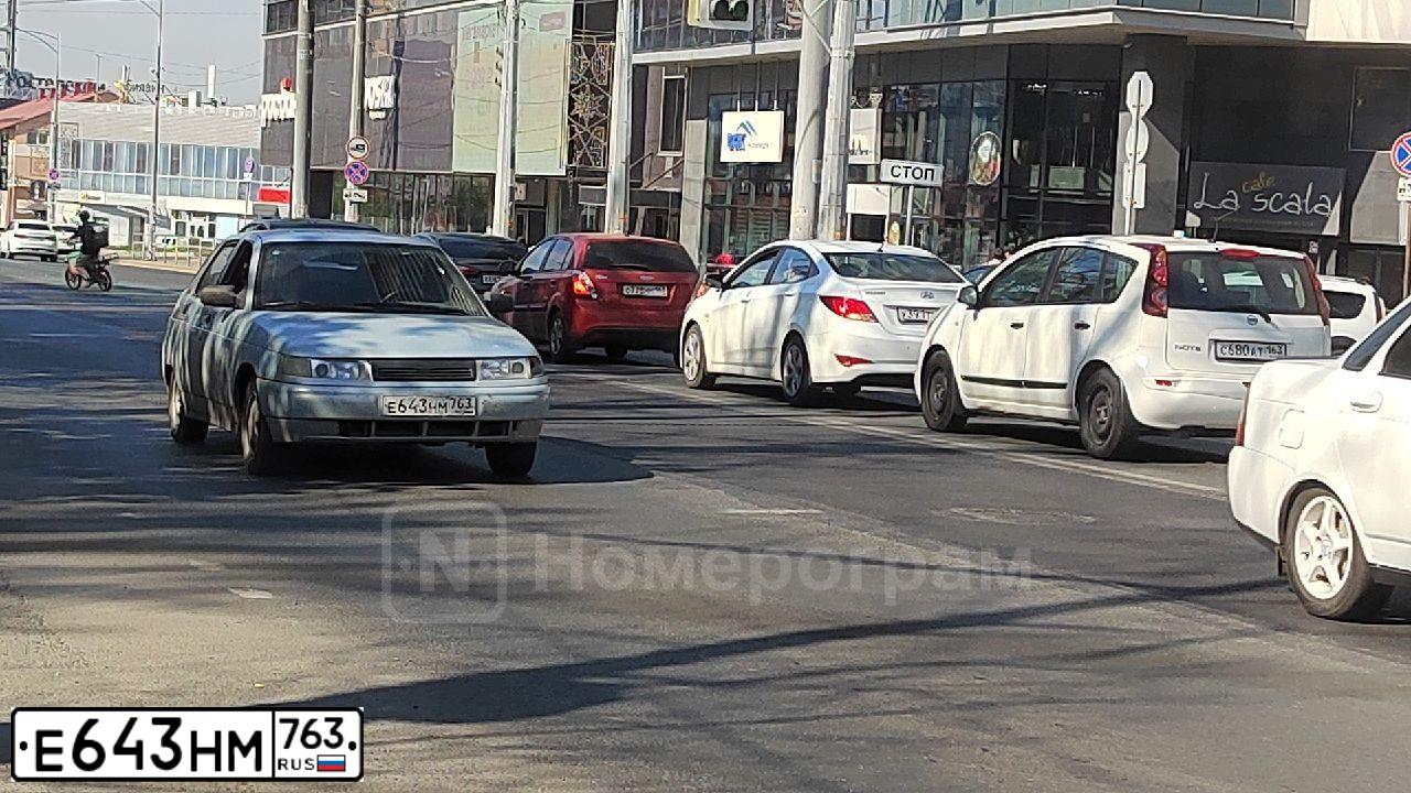 Фото автомобиля LADA 2112, 2005 — госномер М855УР763. Цвет: Серебристо-желто-голубой