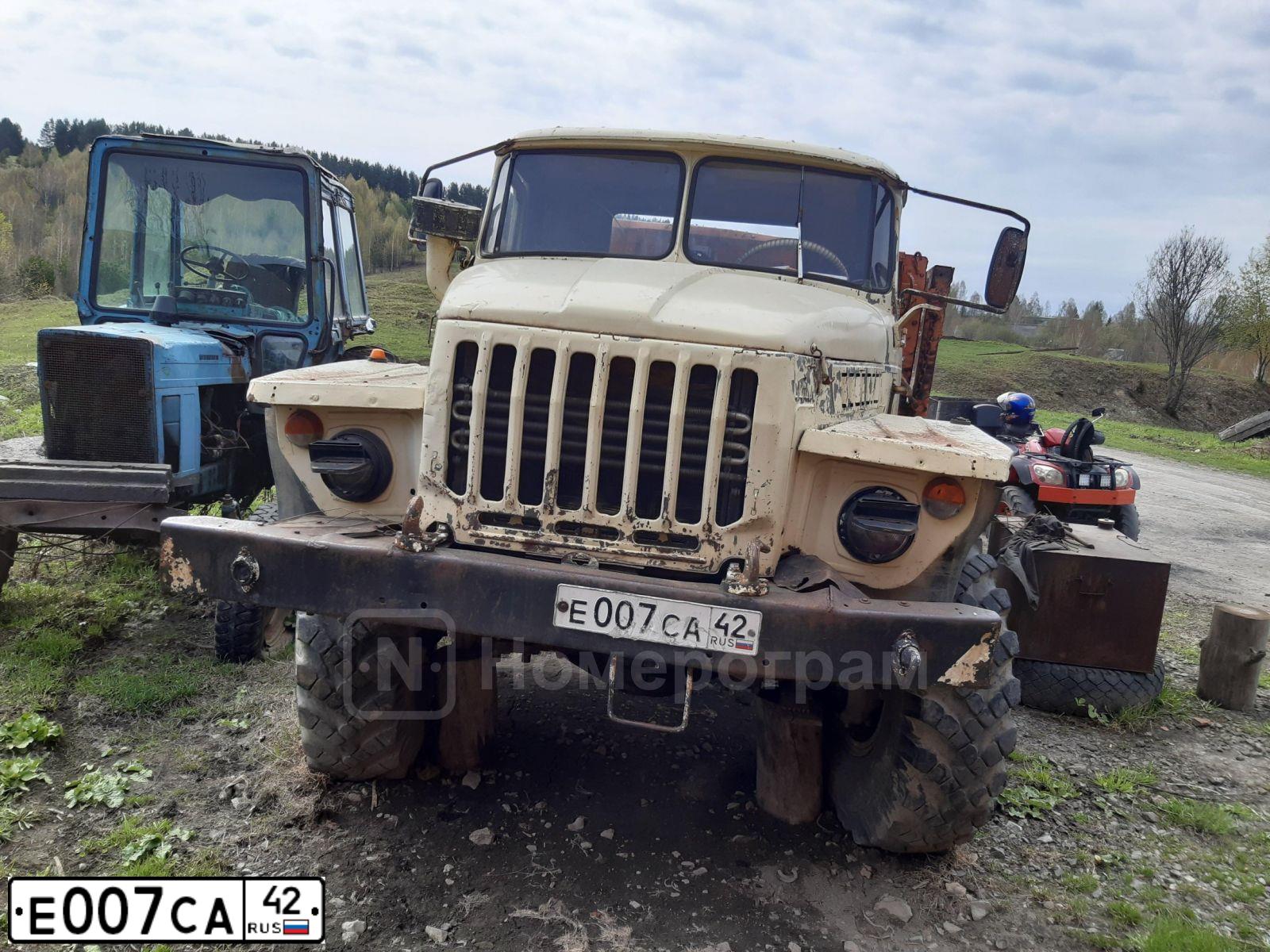 Фото автомобиля URAL 5557 /6X6/, 1993 — госномер Е007СА42. Цвет: ЖЕЛТЫЙ