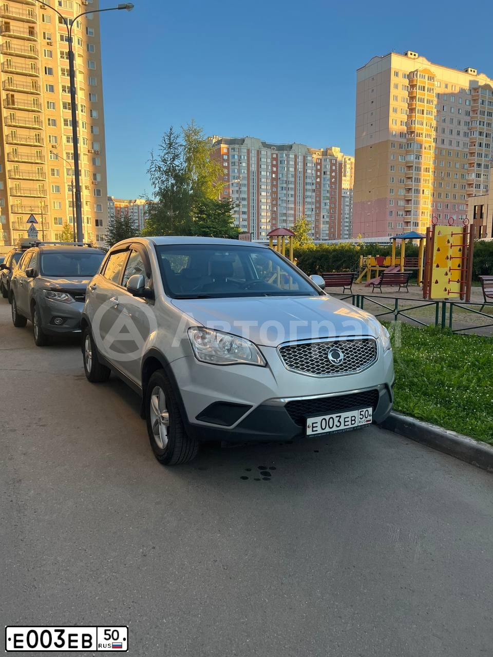 Фото автомобиля SSANGYONG ACTYON, 2013 — госномер Е003ЕВ50. Цвет: СЕРЕБРИСТЫЙ